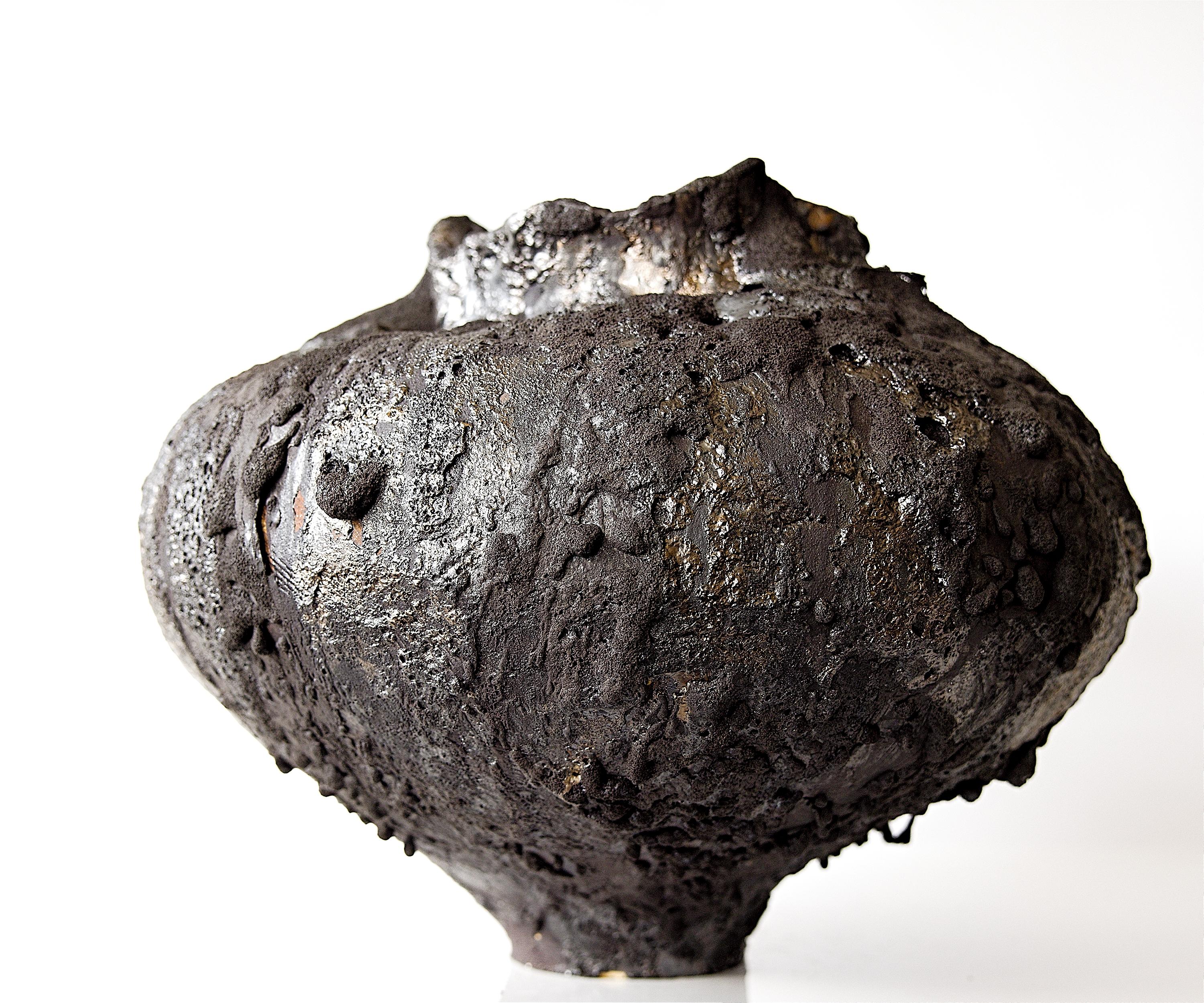 Organico moderno Vaso Hand MadeII, basso, largo e nero, di forma libera, medio in vendita