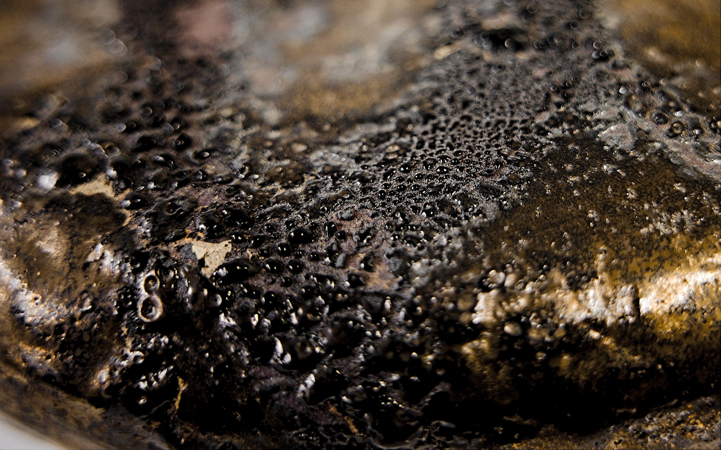 Bassa e larga Moody nera a forma libera realizzata a mano con oro in vendita 2