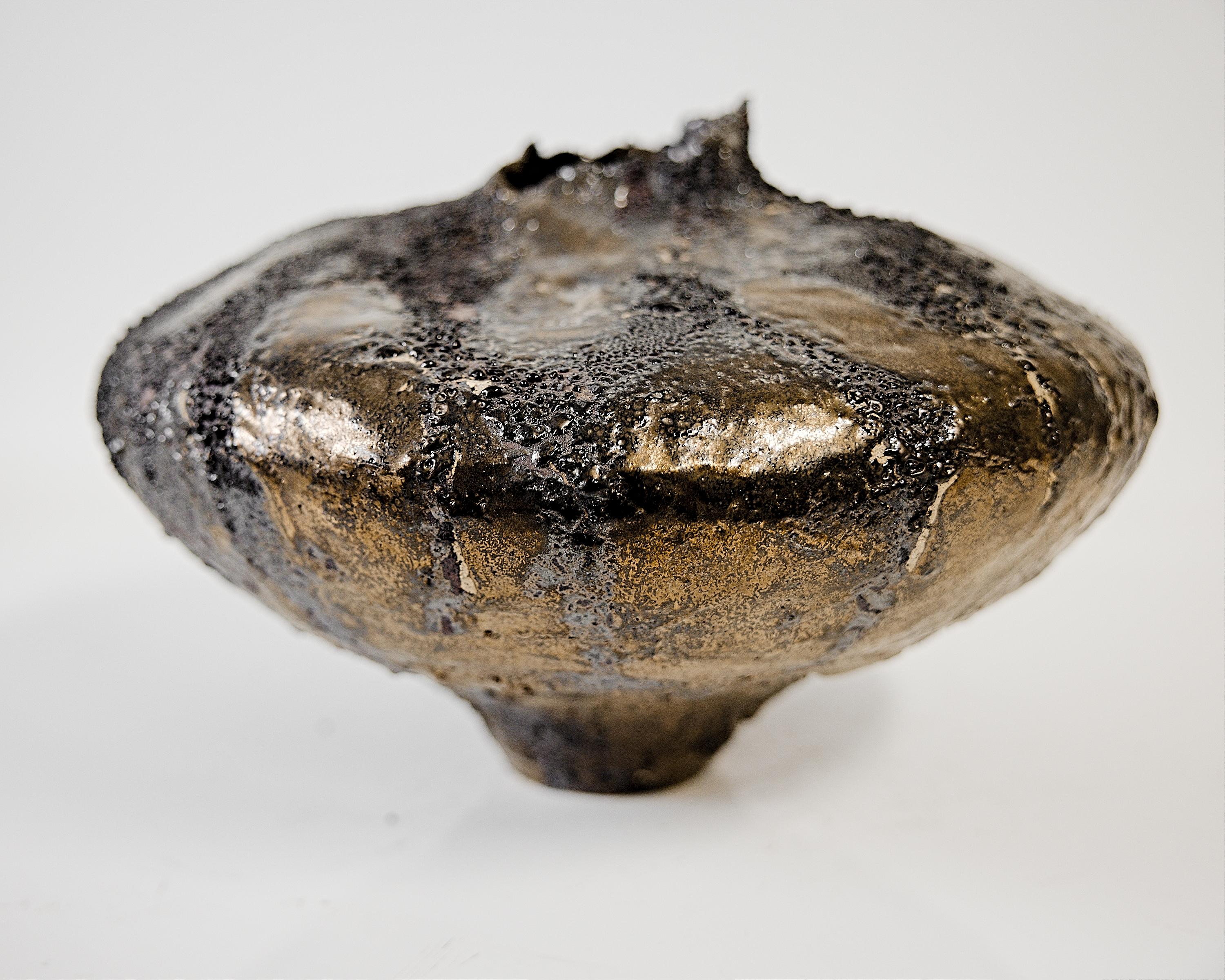 Bassa e larga Moody nera a forma libera realizzata a mano con oro in vendita 3