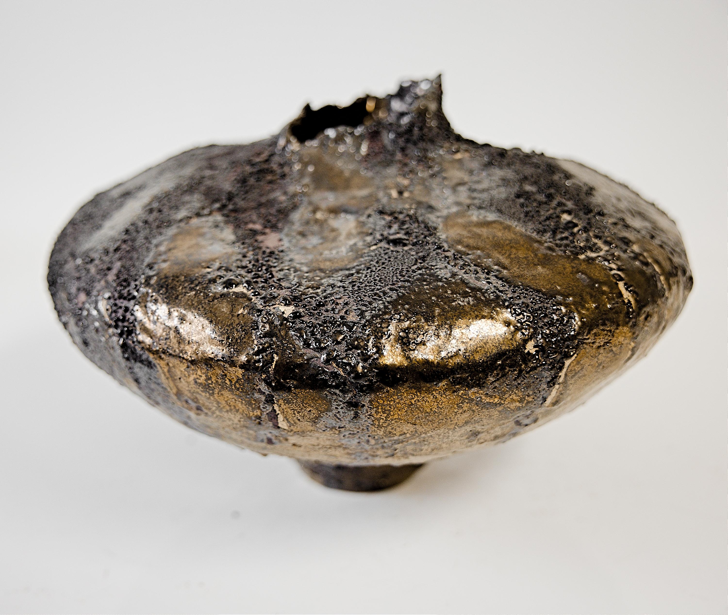 Bassa e larga Moody nera a forma libera realizzata a mano con oro in vendita 4