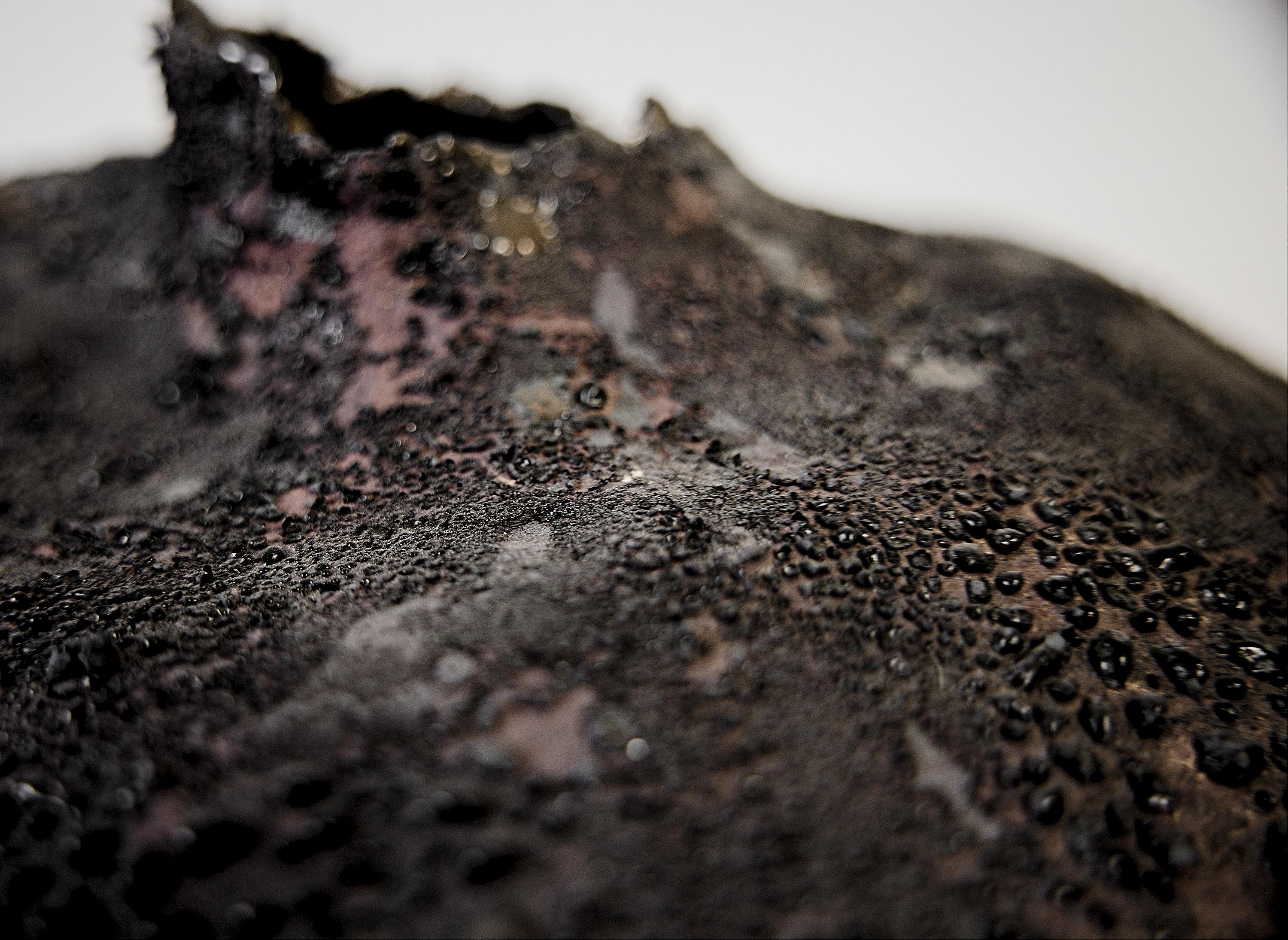 Ti presentiamo il Moody Lava Moon Collector, disponibile in esclusiva presso gli Studio A. Questo grande vaso arrotolato a mano presenta una finitura opaca con strati di argilla pesante e barbottina e un'aggiunta di smalto lavico, incarnando la