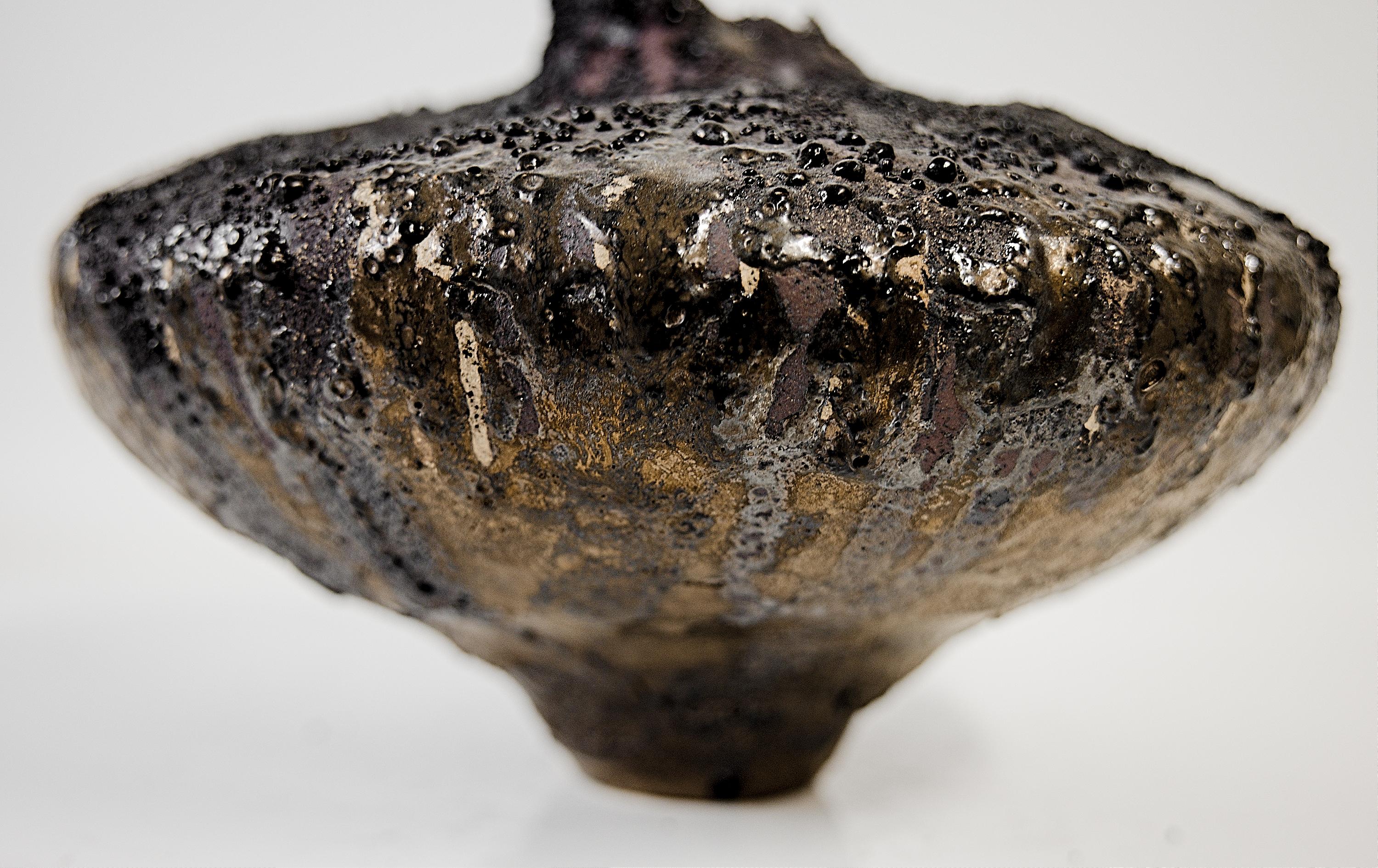 Organico moderno Bassa e larga Moody nera a forma libera realizzata a mano con oro in vendita