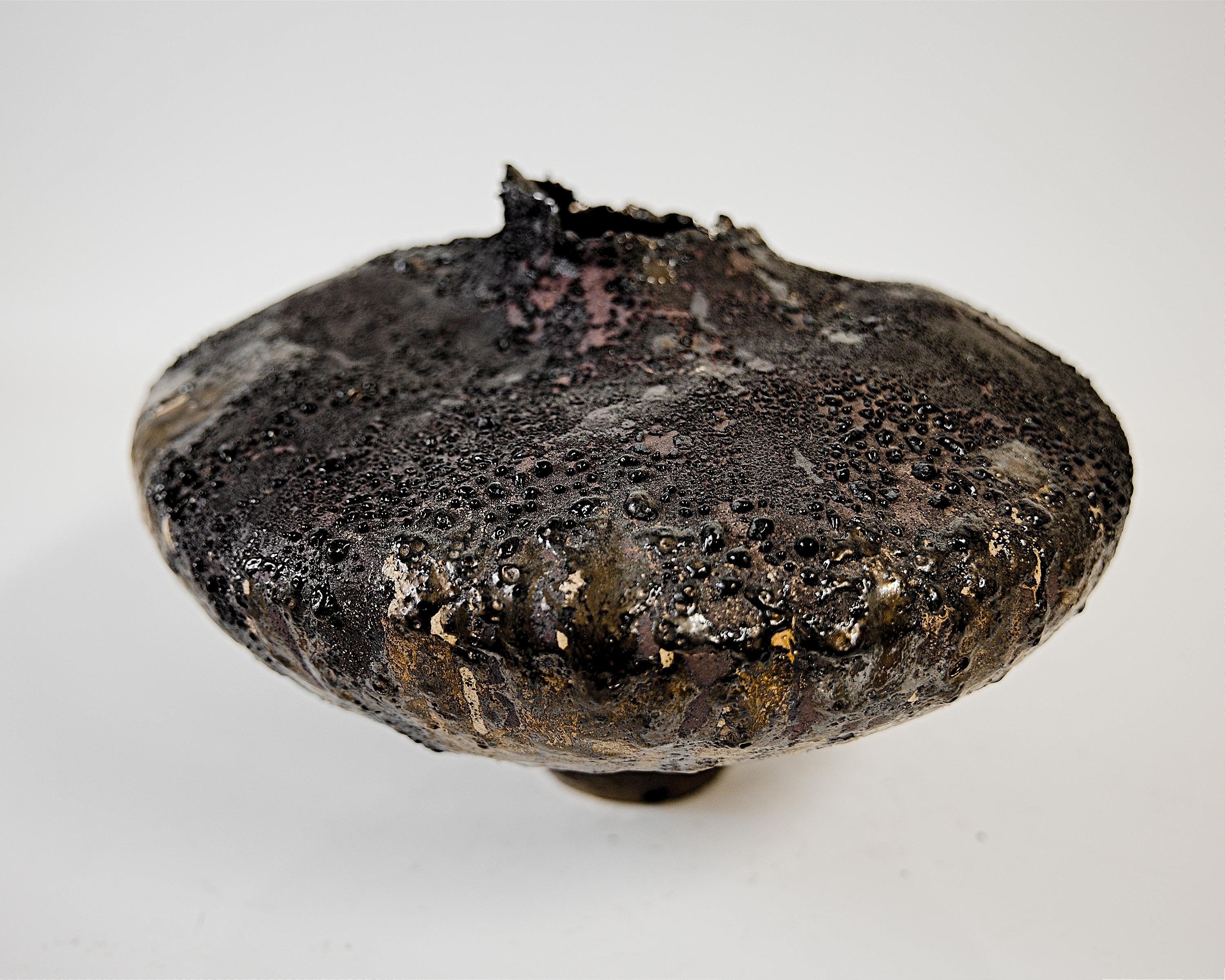 Americano Bassa e larga Moody nera a forma libera realizzata a mano con oro in vendita