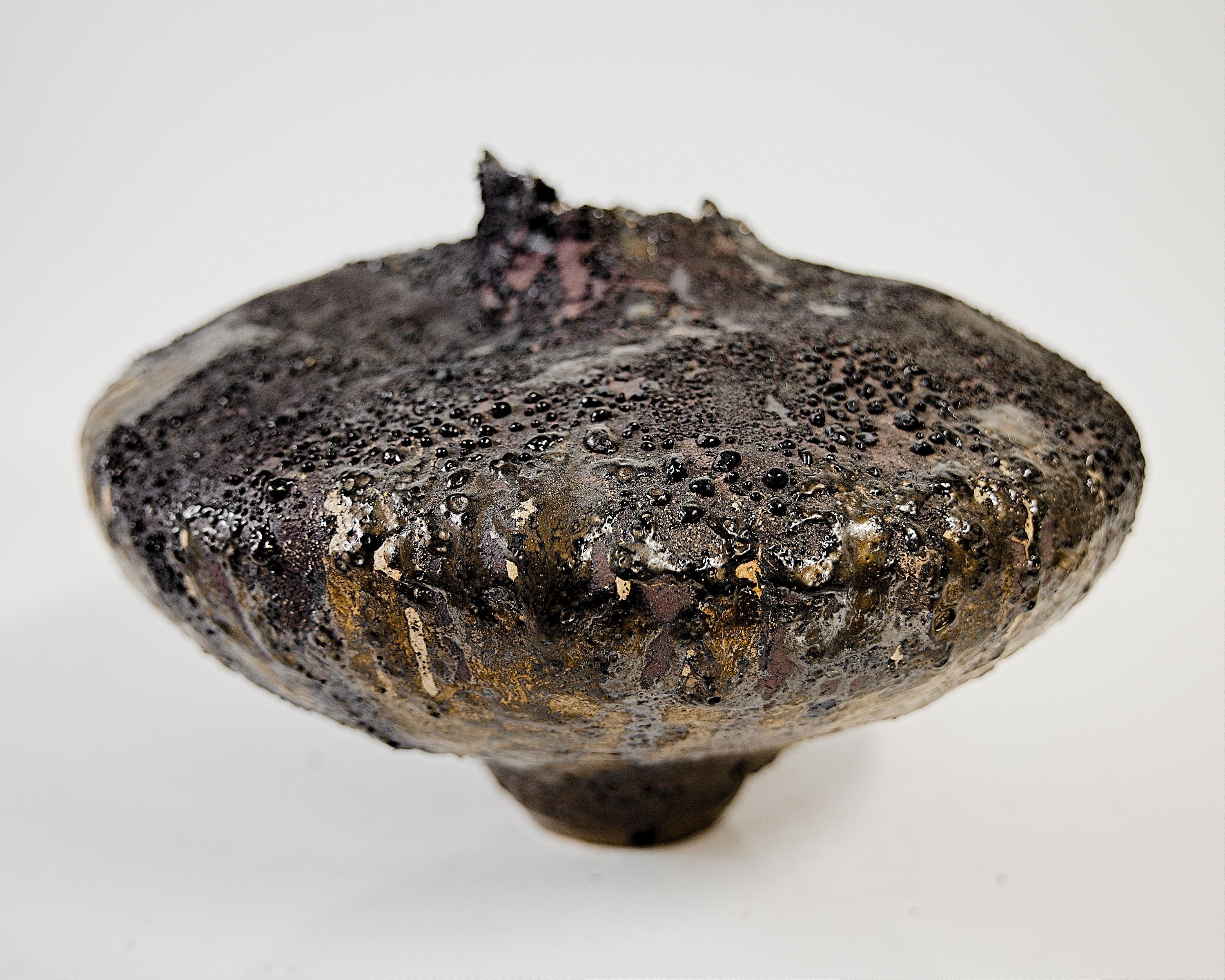 Smaltato Bassa e larga Moody nera a forma libera realizzata a mano con oro in vendita