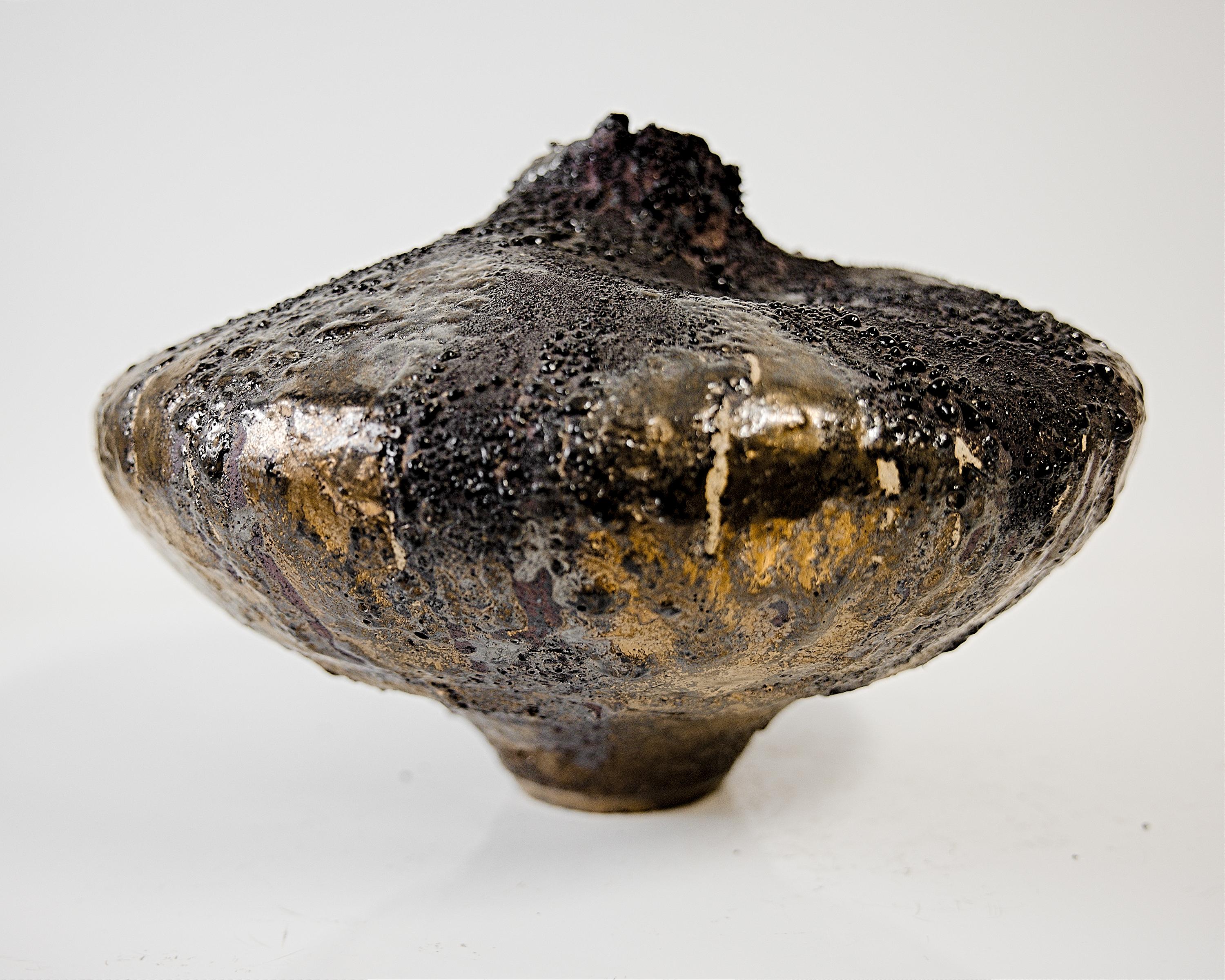 Bassa e larga Moody nera a forma libera realizzata a mano con oro In condizioni Nuovo in vendita a Van Nuys, CA