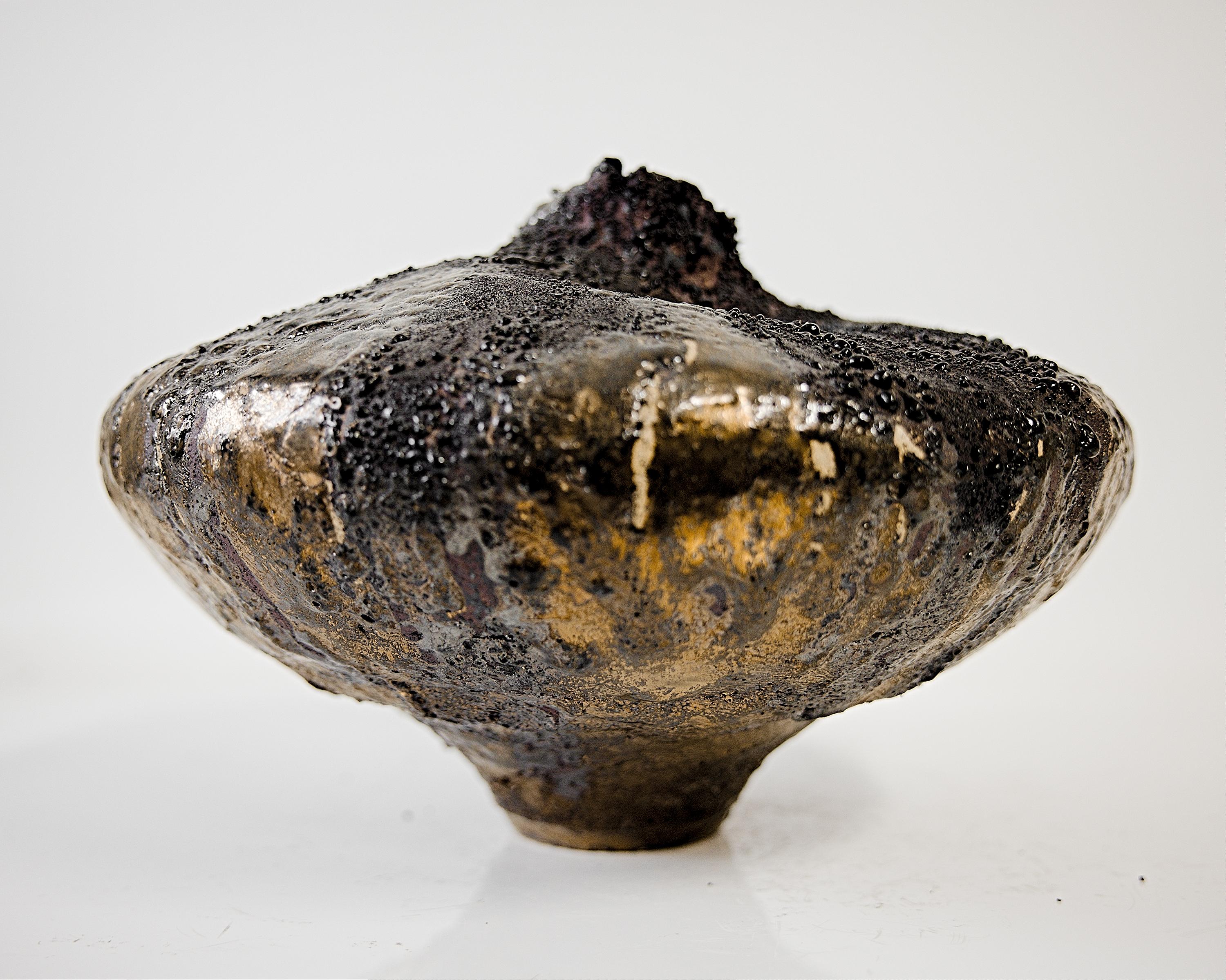 XXI secolo e contemporaneo Bassa e larga Moody nera a forma libera realizzata a mano con oro in vendita