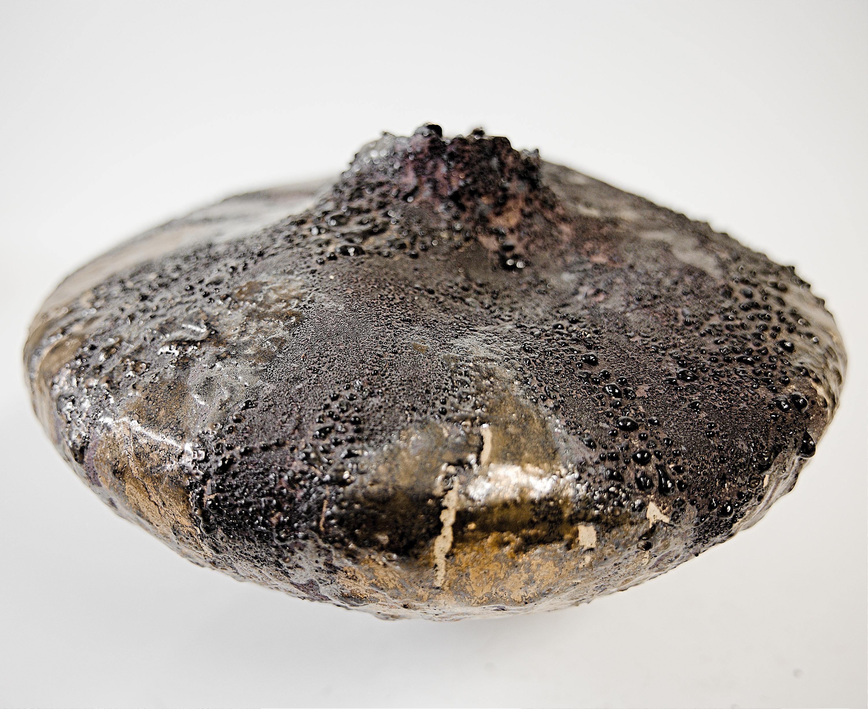 Ceramica Bassa e larga Moody nera a forma libera realizzata a mano con oro in vendita