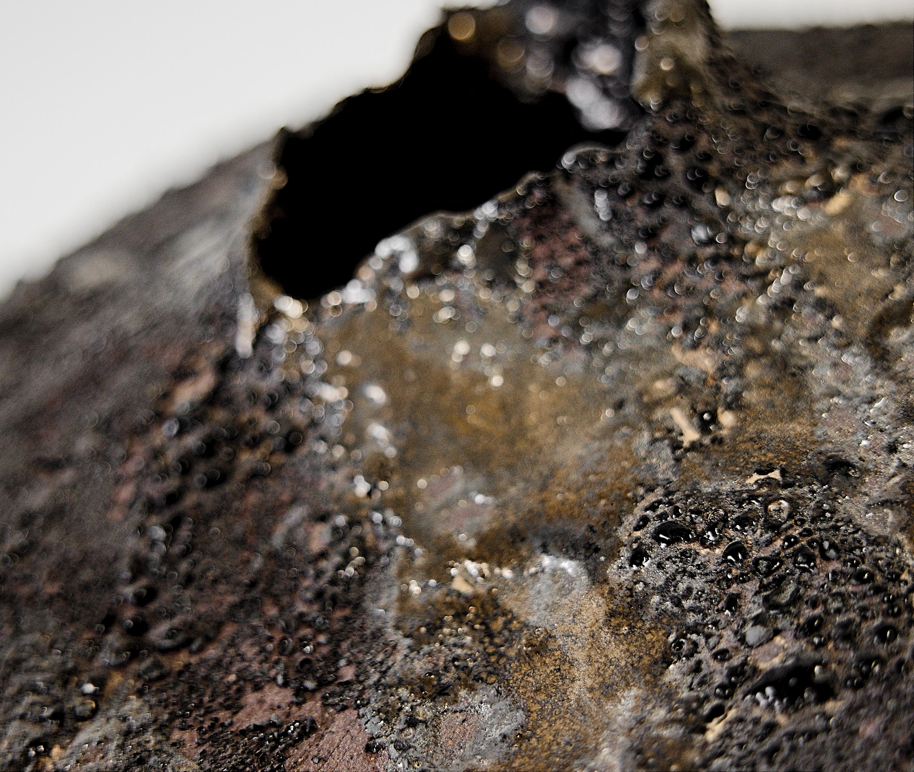 Bassa e larga Moody nera a forma libera realizzata a mano con oro in vendita 1