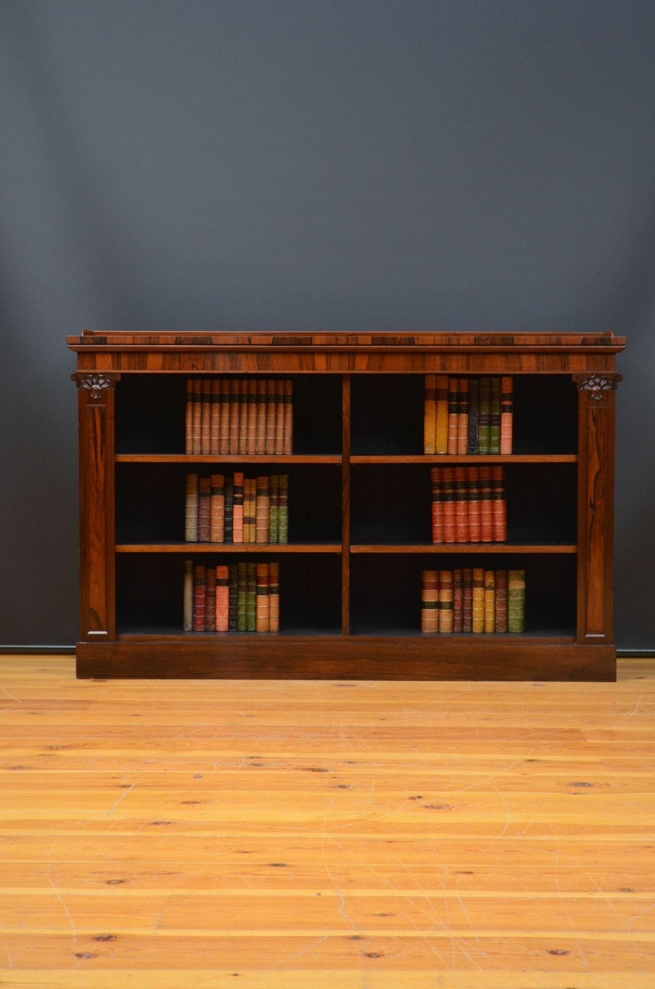 Sn5576 Langes und niedriges offenes Bücherregal aus Palisanderholz William IV., mit einem geformten Aufsatz über einer gut gemaserten Platte mit profiliertem Rand über zwei offenen Abschnitten mit jeweils zwei höhenverstellbaren Einlegeböden, alle