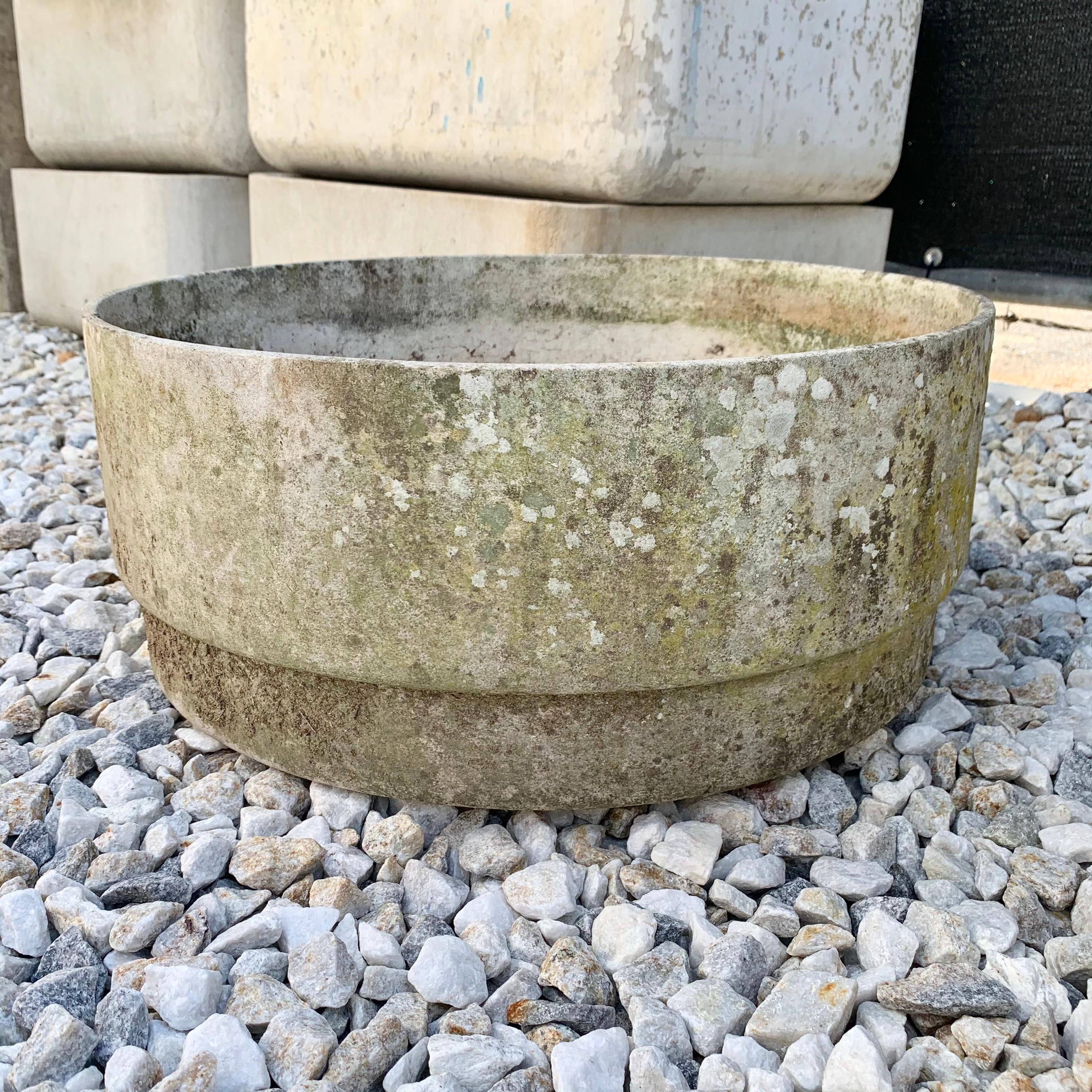 Fantastic low, stubby, round planter by Willy Guhl. Excellent patina. Bucket shaped planter with large rim. Interesting shape. Very good condition.


   