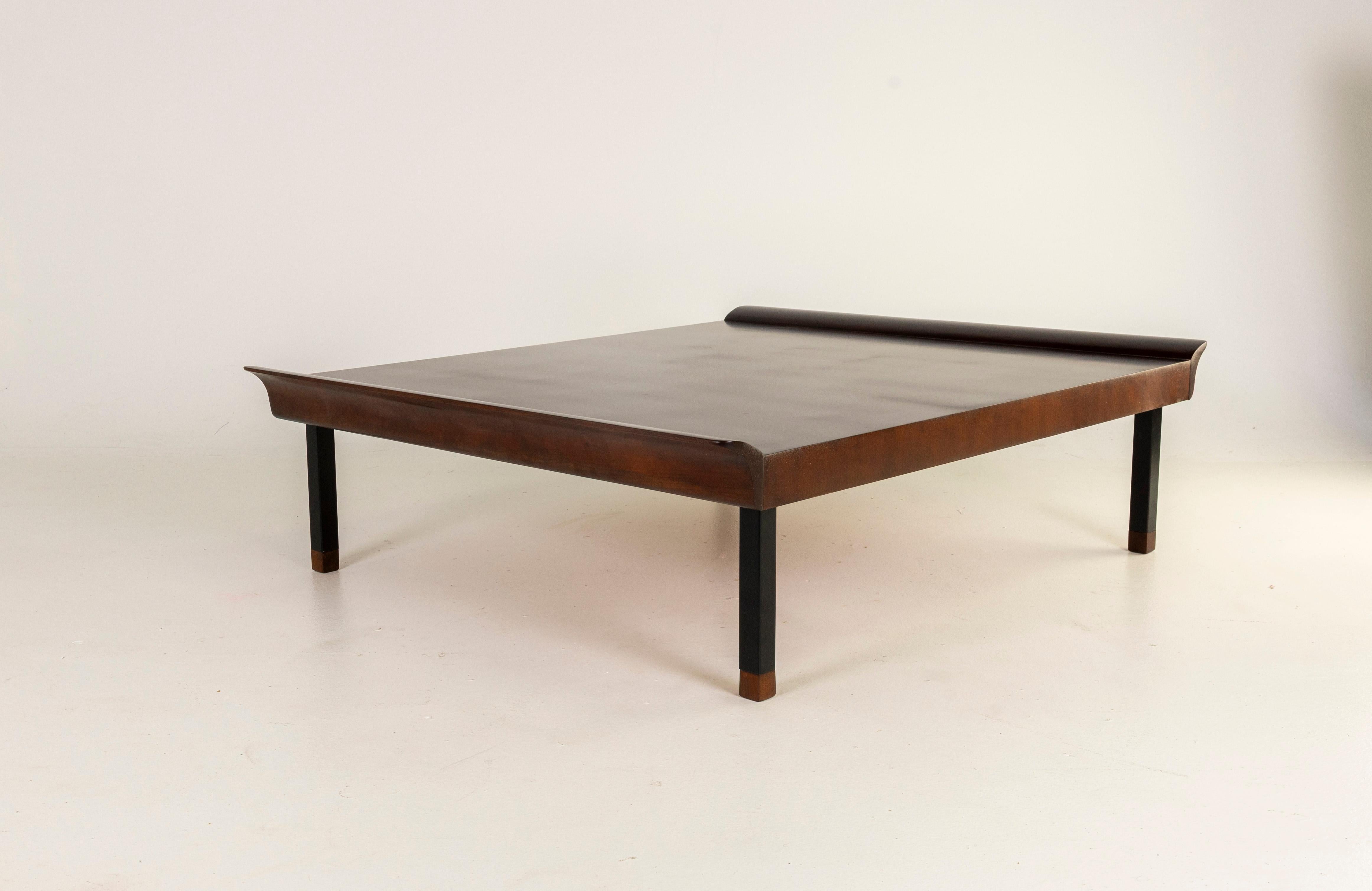 Niedriger Couchtisch aus Holz, Mid-Century Modern-Stil, Lounge im Angebot 4