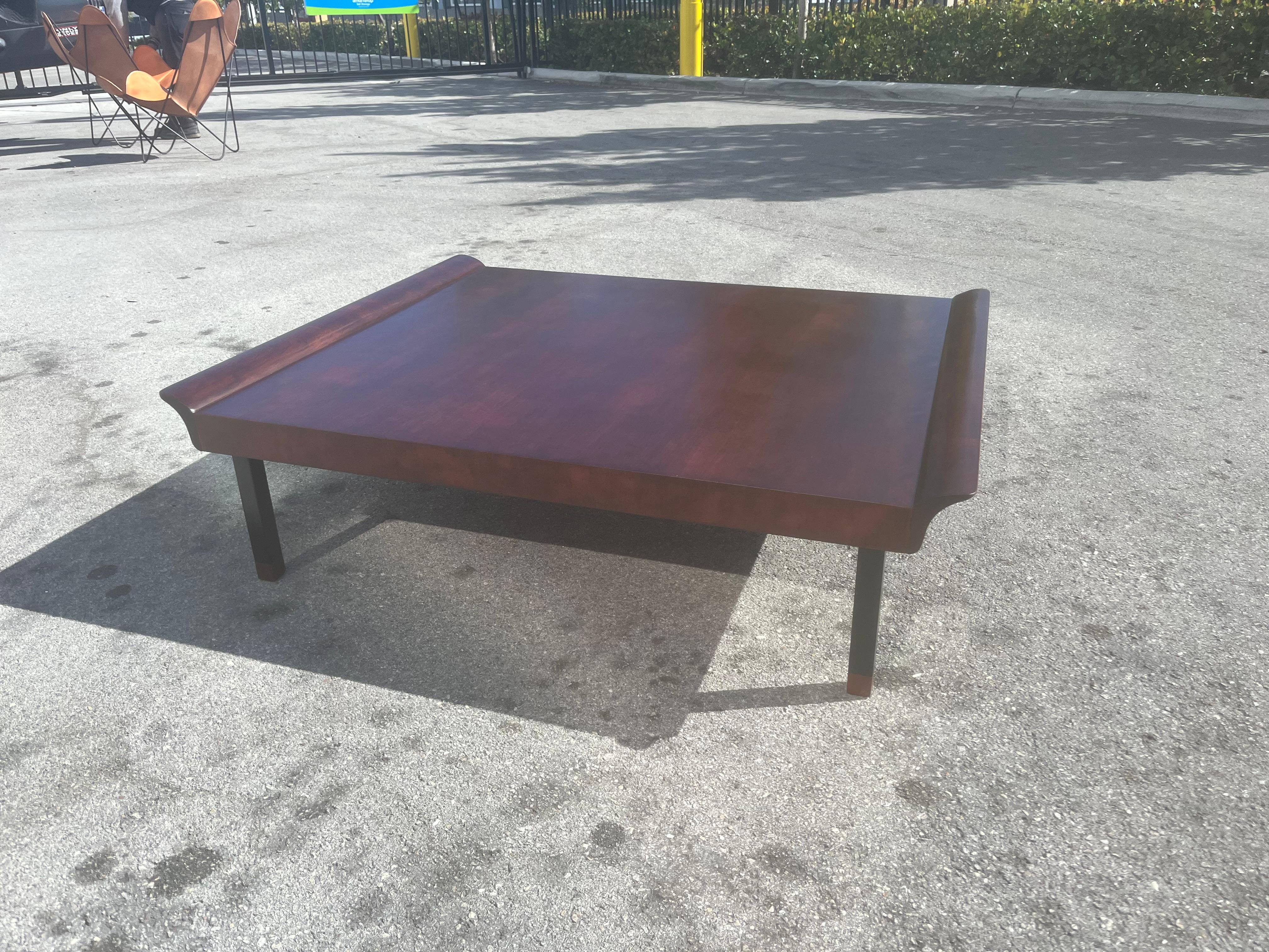 Niedriger Couchtisch aus Holz, Mid-Century Modern-Stil, Lounge im Angebot 5
