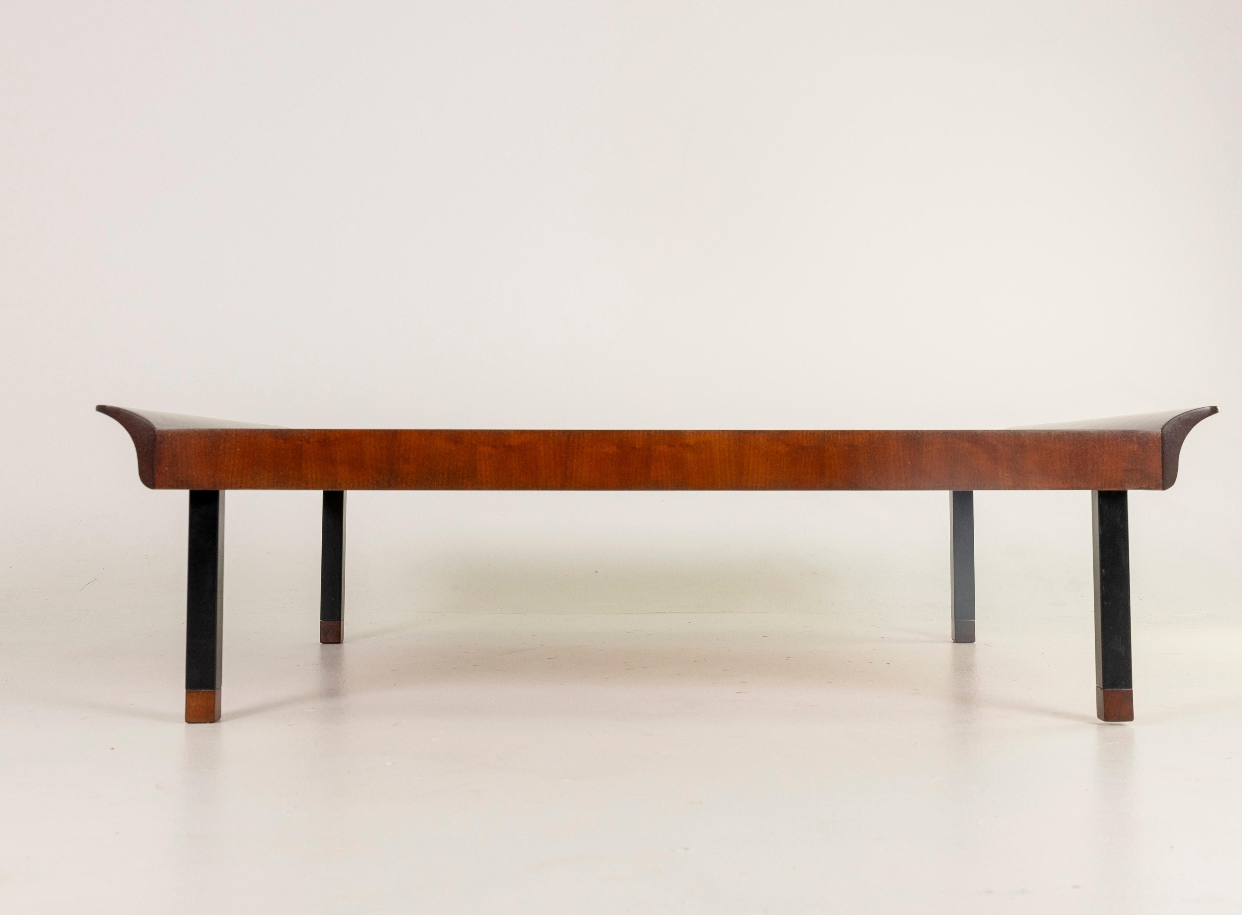 Cooler niedriger Couchtisch aus dunklem Holz, schwarze Metallbeine mit Holzspitzen. Bitte sehen Sie das dritte Bild für die echte Holzfarbe. Bereit für ein neues Zuhause. Die Höhe der Oberfläche beträgt 11,25