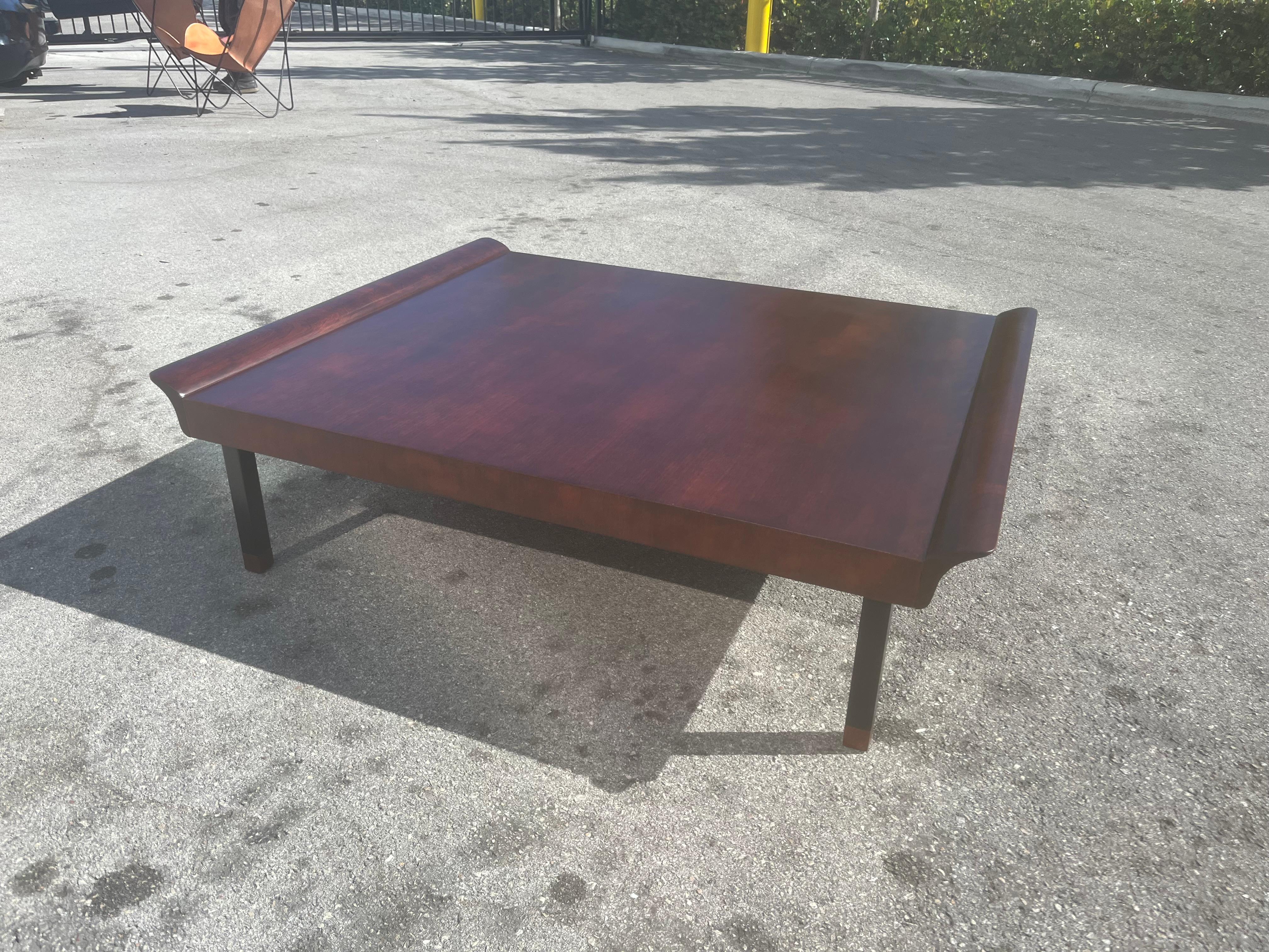 Niedriger Couchtisch aus Holz, Mid-Century Modern-Stil, Lounge im Zustand „Gut“ im Angebot in Miami, FL