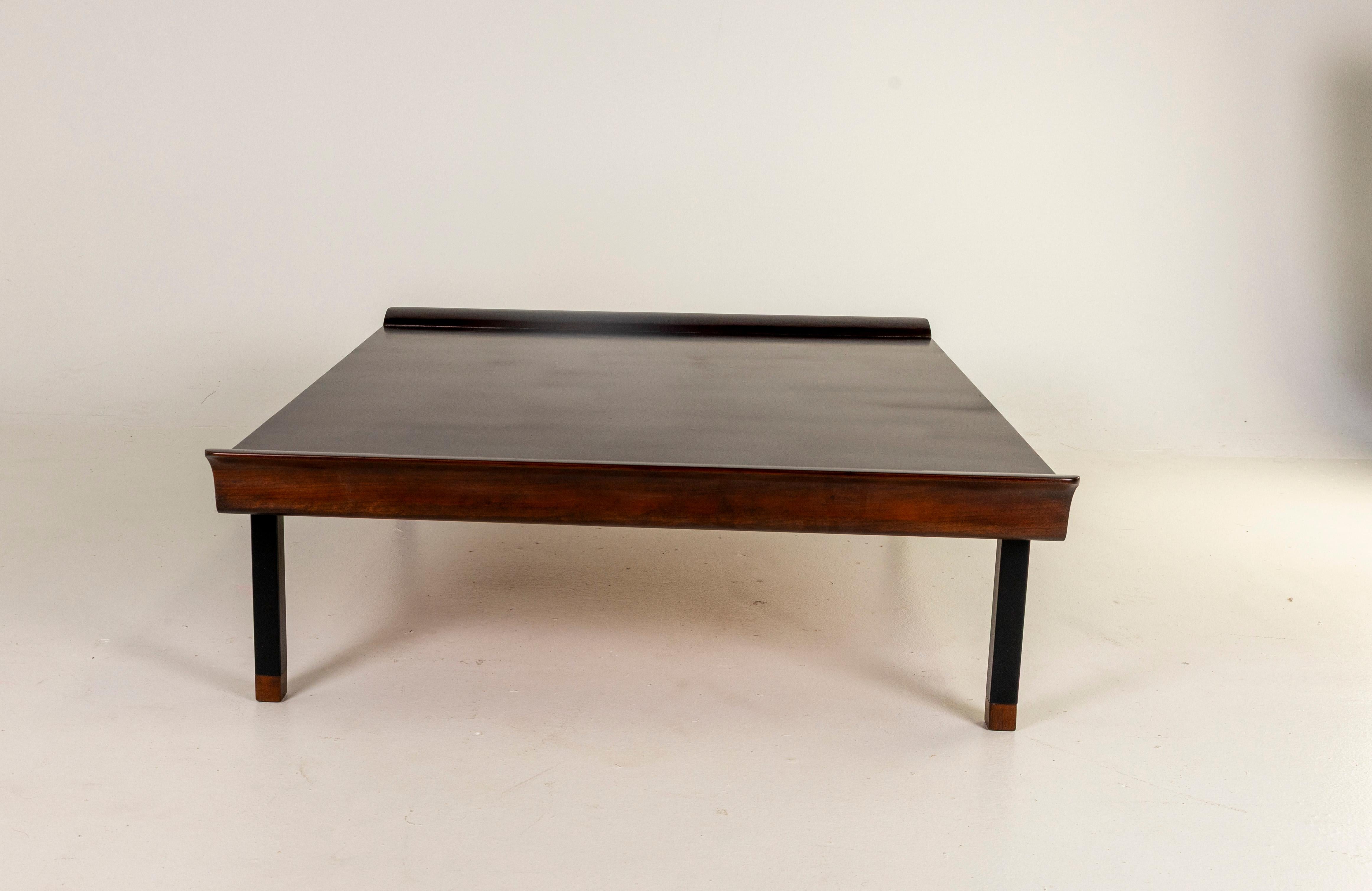 Niedriger Couchtisch aus Holz, Mid-Century Modern-Stil, Lounge (Ende des 20. Jahrhunderts) im Angebot