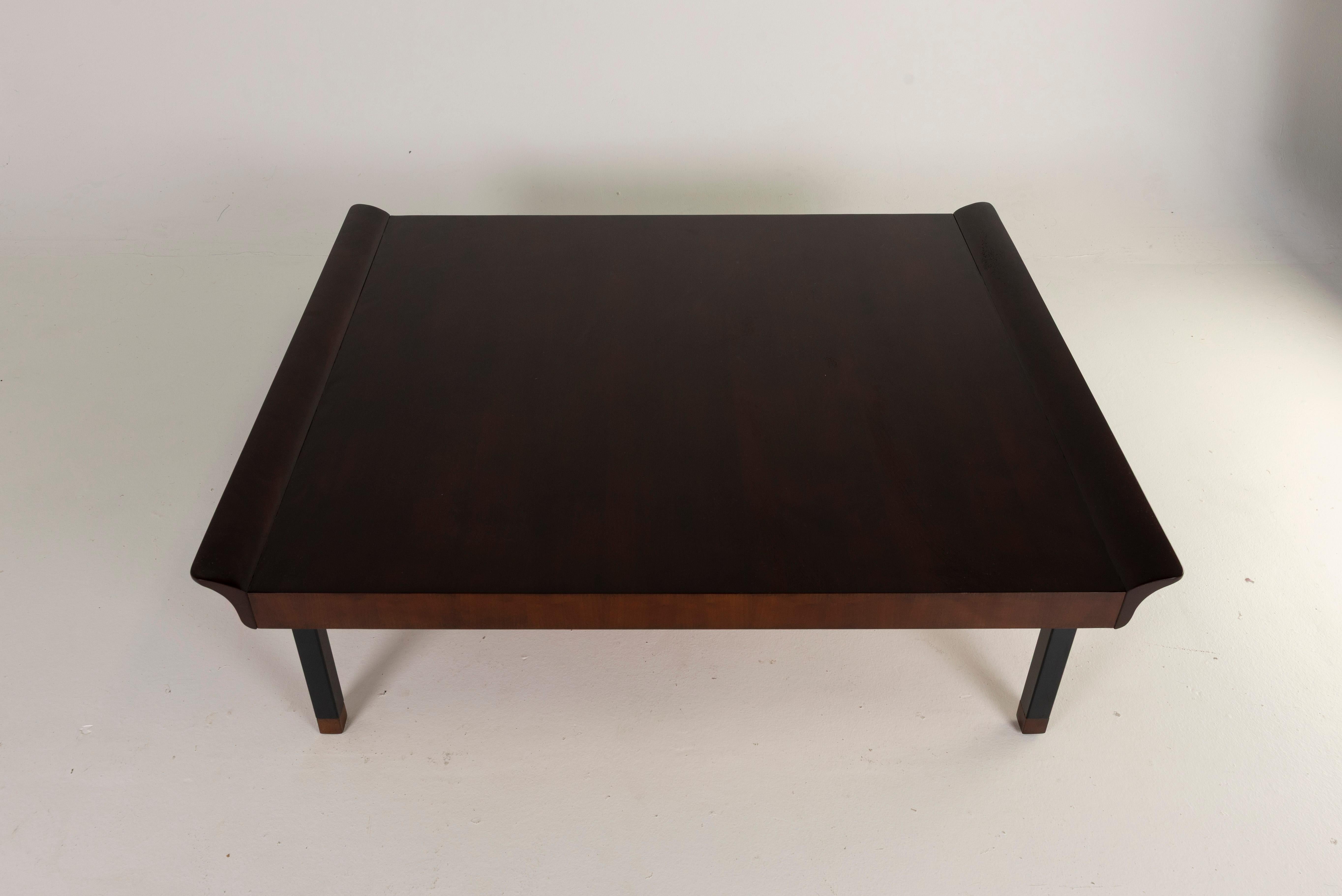 Niedriger Couchtisch aus Holz, Mid-Century Modern-Stil, Lounge (Metall) im Angebot