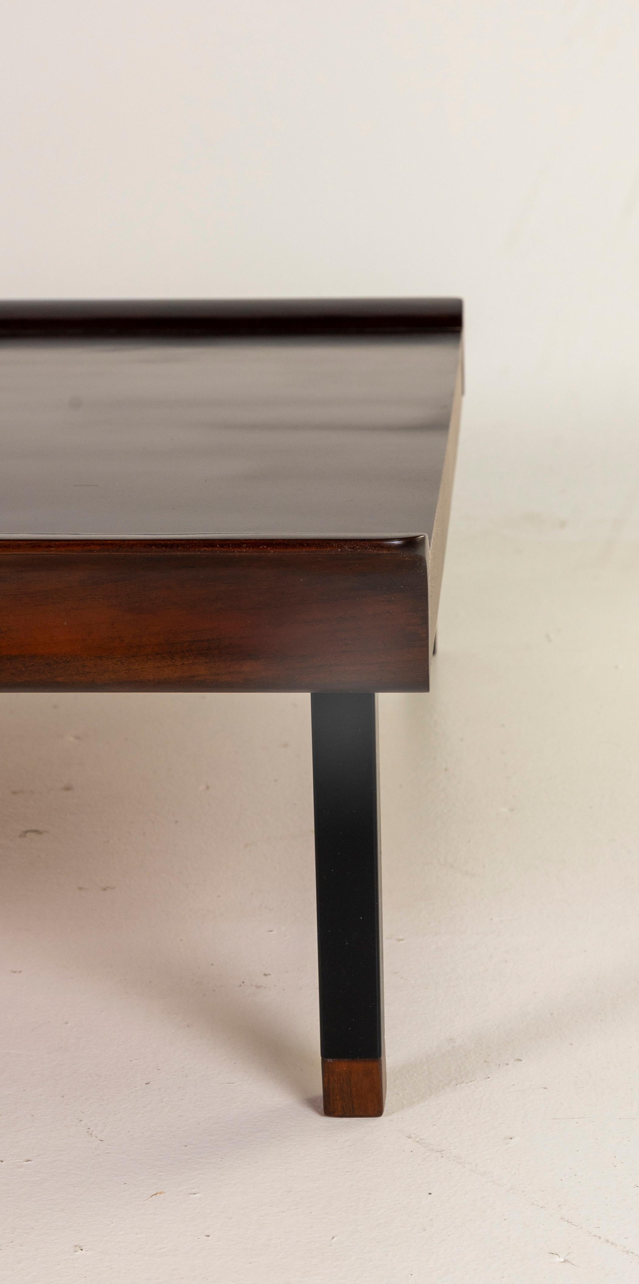 Niedriger Couchtisch aus Holz, Mid-Century Modern-Stil, Lounge im Angebot 1
