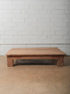 Table basse à plate-forme en bois avec pieds en blocs épais