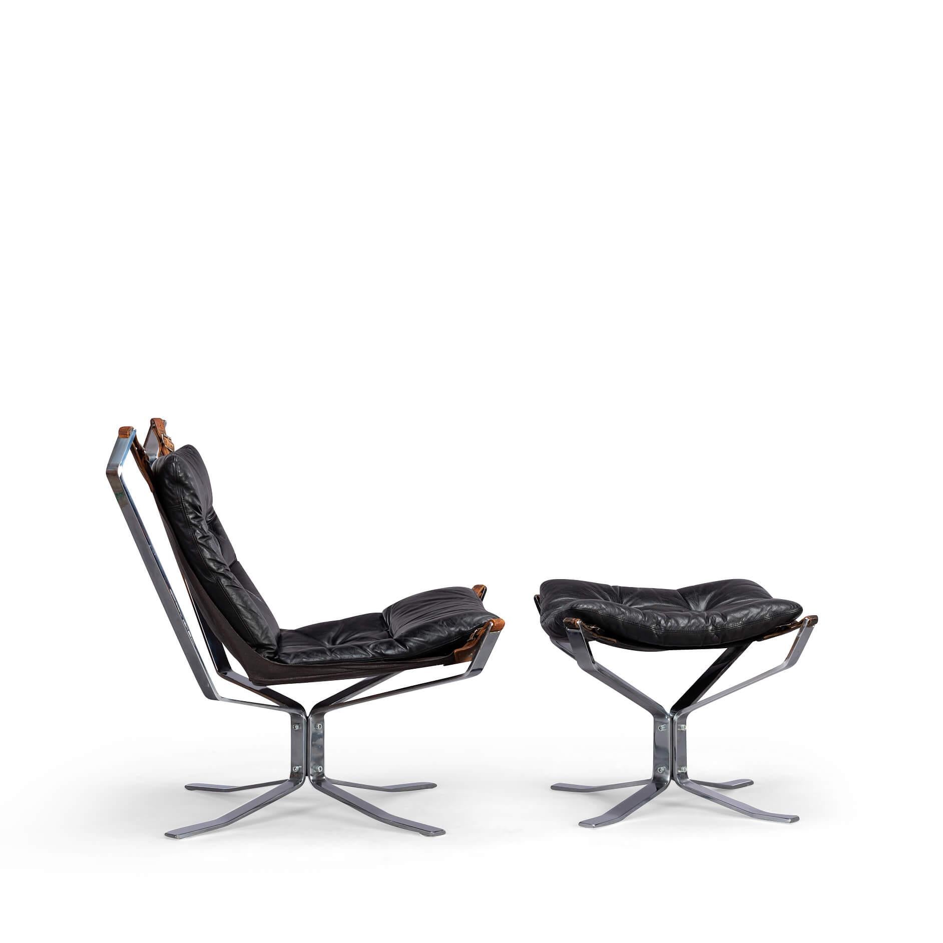 Lowback Falcon Chair in Black Leather with Ottoman En Table, 1970s In Good Condition In Elshout, NL