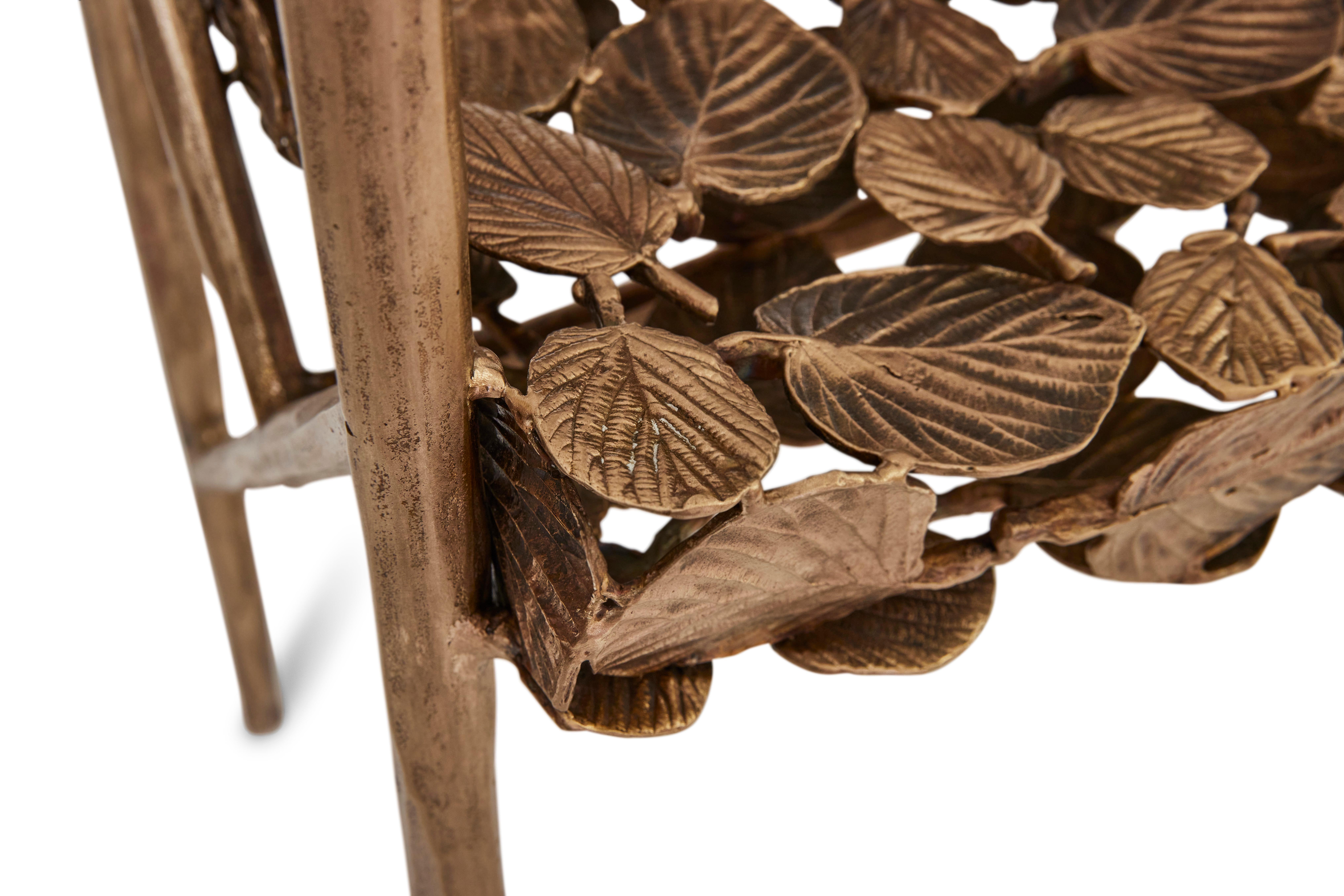 Foglie di nocciolo invernale fuse a mano in bronzo e realizzate nella Fonderia Artistics. Le gambe in bronzo fuso sono fuse in sabbia e saldate. Riflettendo le forme che si trovano in natura, la sedia Lowback Leaf ha gambe asimmetriche fuse che