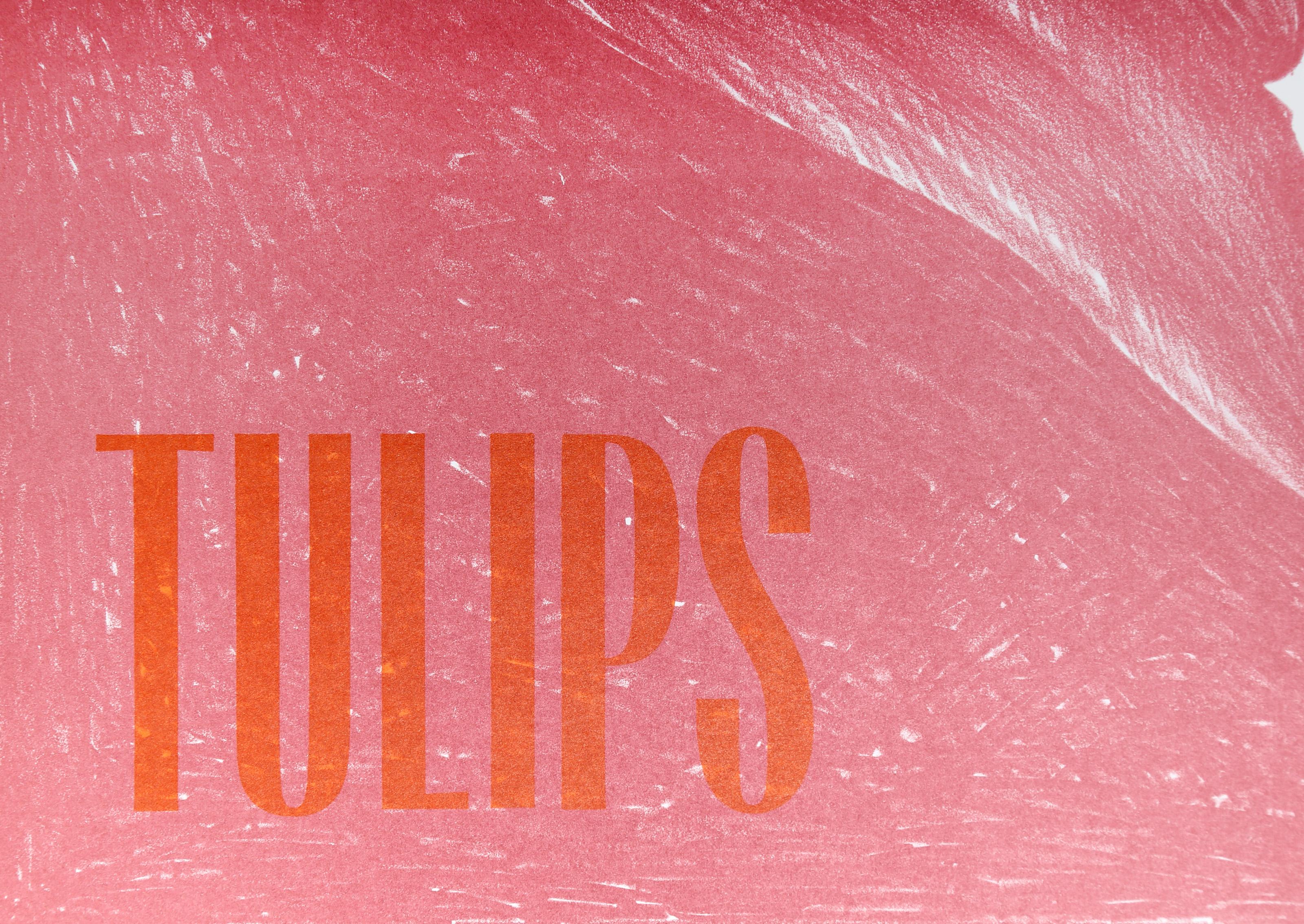 Tulipanes 2, litografía fotorrealista de Lowell Blair Nesbitt - Still-Life Print Rosa de Lowell Nesbitt
