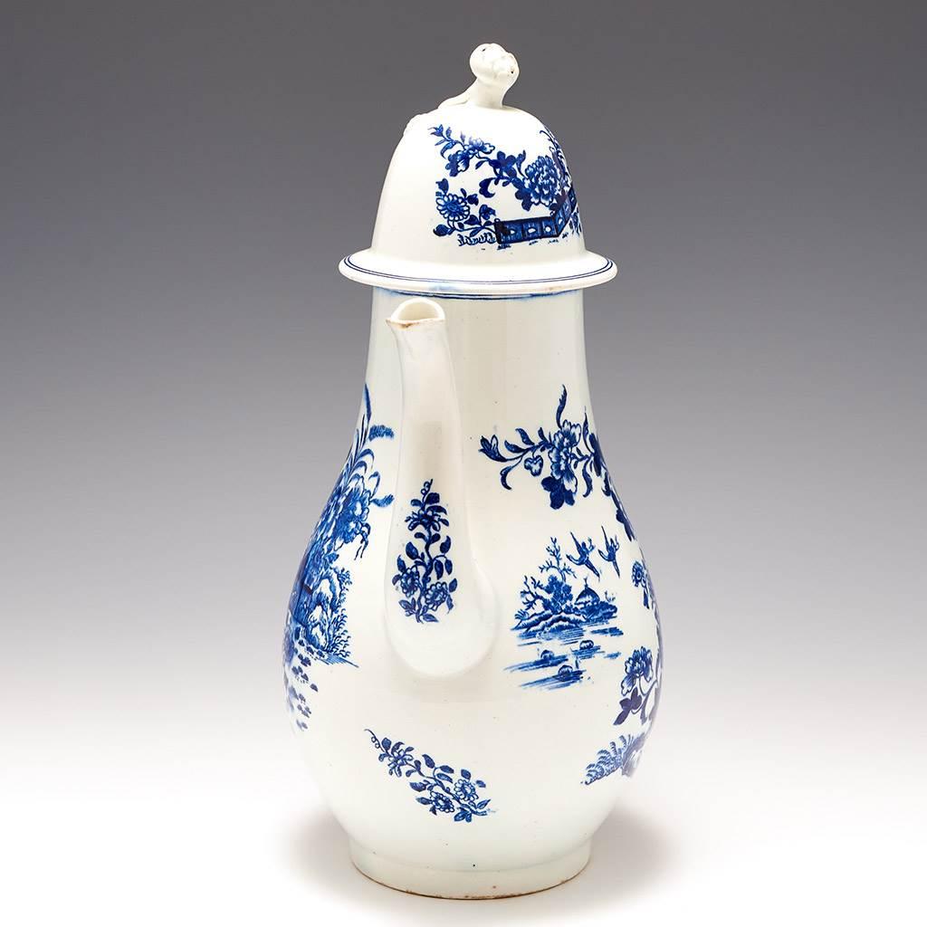 Intitulé : Cafetière et couvercle en porcelaine de Lowestoft
Date : c1775-80
Période : George III
Marques : aucune
Origine : Lowestoft. Angleterre
Couleur : Bleu sous glaçure
Formations :  Corps en forme de poire avec haut couvercle bombé ; fleur