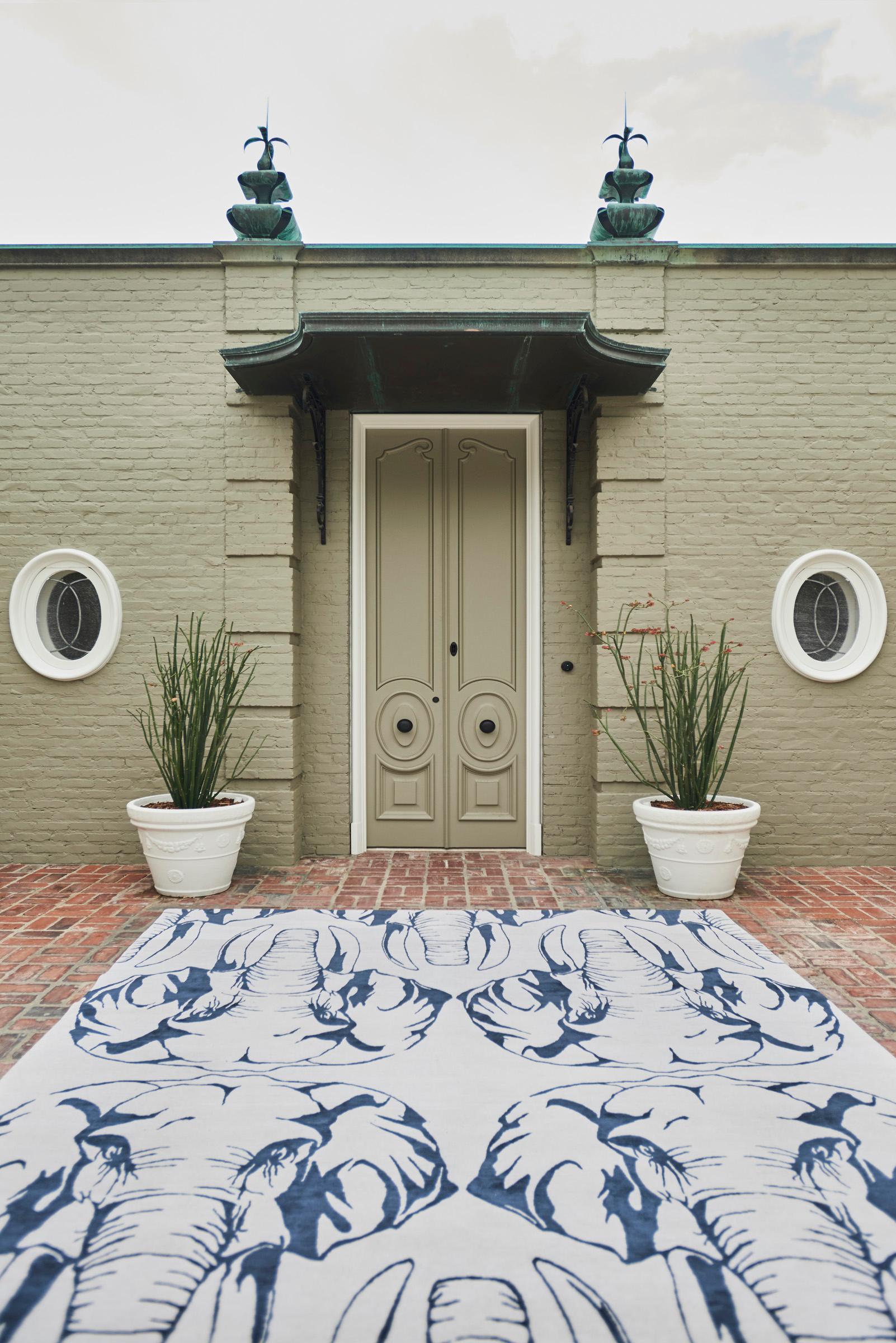 „Loxo – Blau + Weiß“ /  9' x 12' / Handgeknüpfter Teppich aus Wolle + Seide (Moderne) im Angebot
