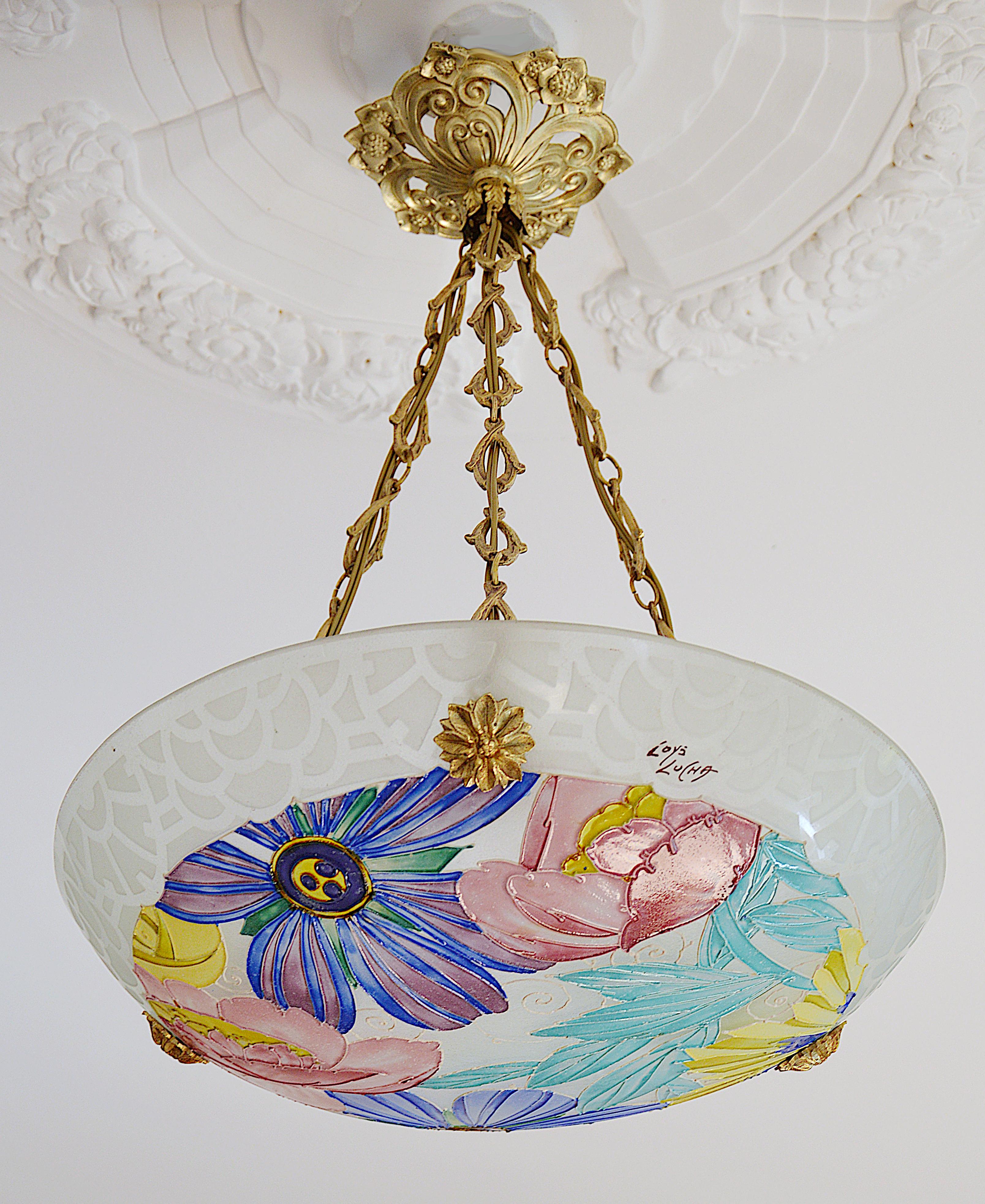 Lustre Art déco français par Loys Lucha (Paris), France, années 1920. Abat-jour en verre gravé (bord) et émaillé (motif) suspendu à sa fixation en bronze par Charles RANC (Paris). Hauteur : 19,7