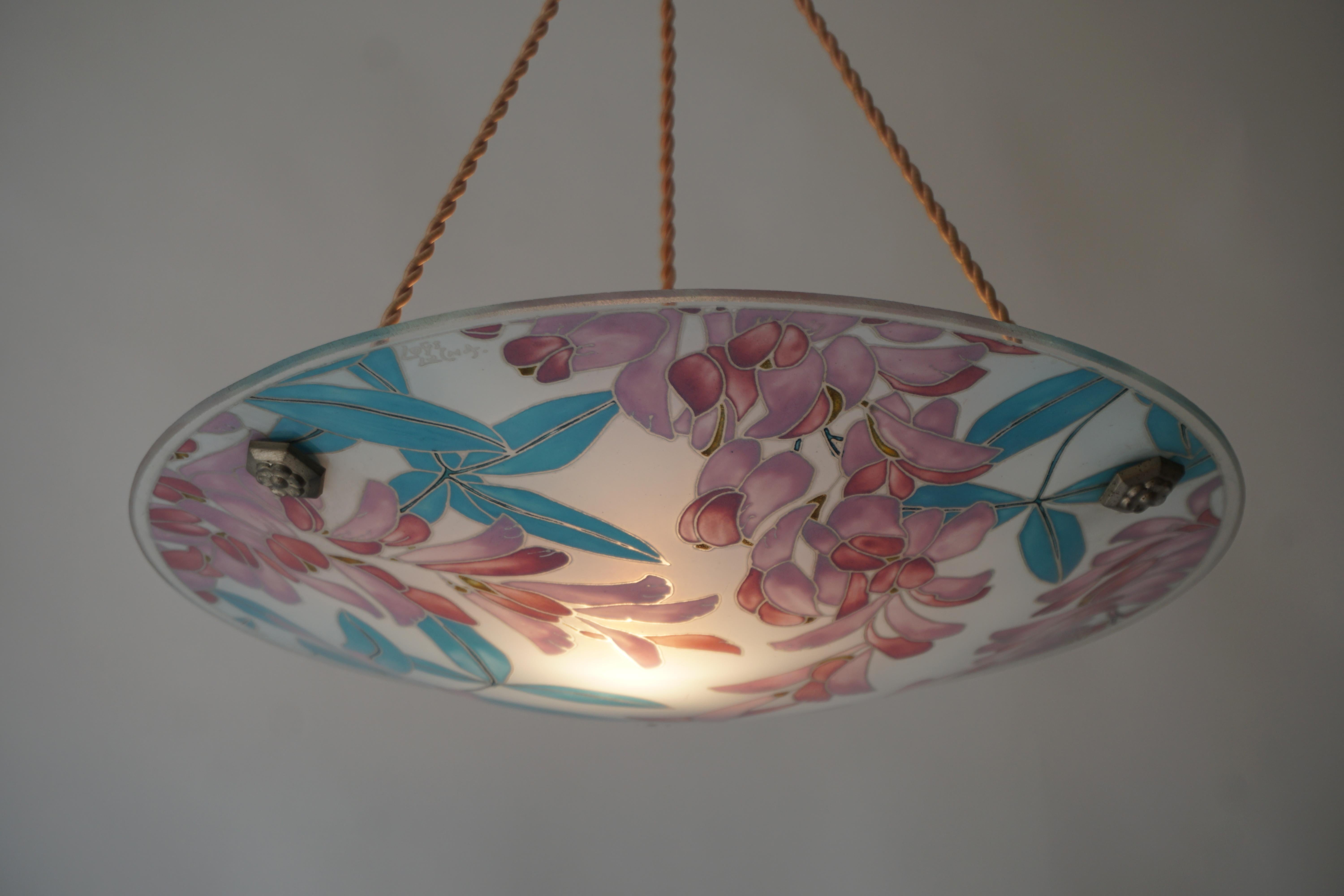 Français Lampe à suspension Art déco française Loys Lucha en verre à motifs floraux organiques et vibrants  en vente