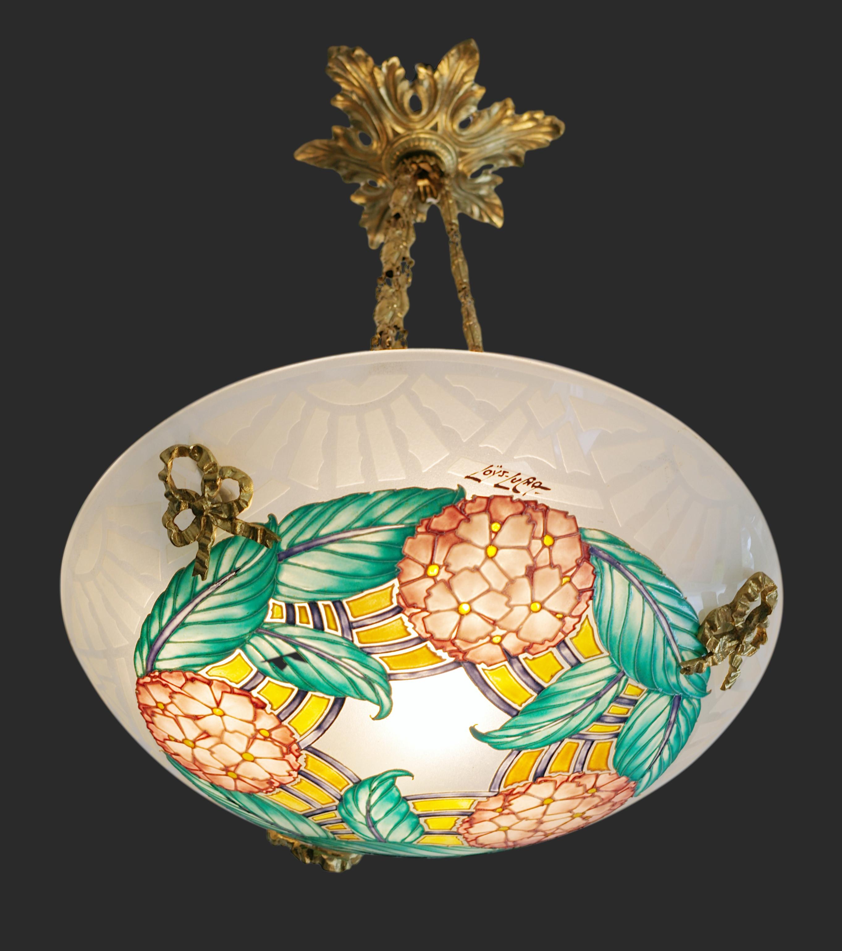 Lampadario a sospensione Art Deco francese di Loys Lucha (Parigi), Francia, 1920 circa. Il paralume in vetro acidato (bordo) e smaltato (motivo) è appeso alle sue deliziose catene in bronzo (baldacchino e fori nascosti) e ottone. Dai un'occhiata a