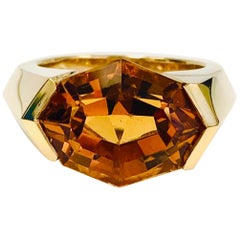 Lozenge Shape 7.89 Carat Fine Citrine in a 18 Karat Yellow Gold Ring