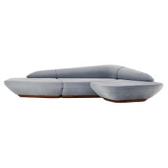 Lozère Sofa - Fußteil aus Nussbaumholz, gepolstert mit hochwertigem Wildlederstoff - Wonatti
