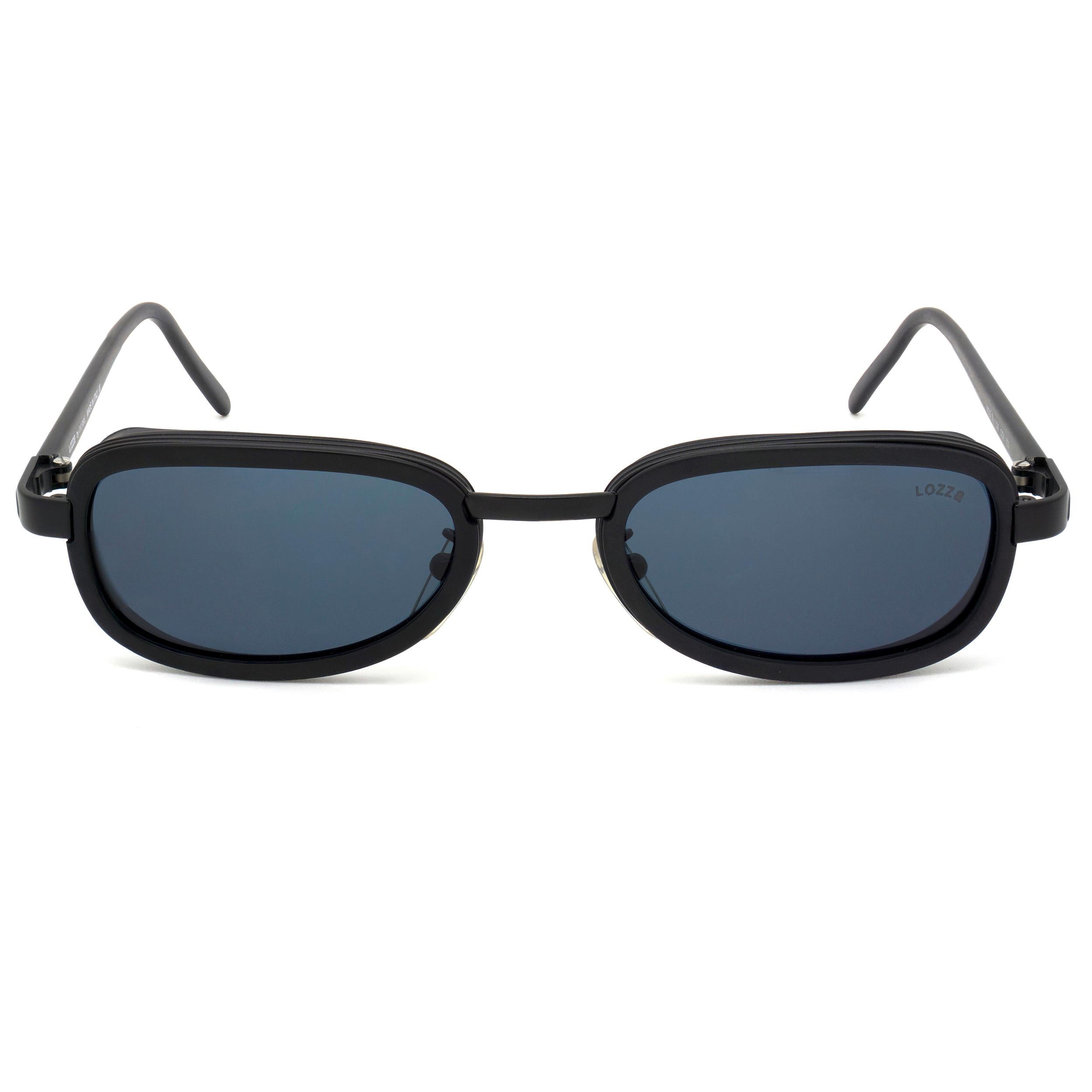Lozza wurde 1878 gegründet und ist die älteste Brillenmarke Italiens, die bei der Auswahl von Stilen und Materialien immer Vorreiter war: in den 20er Jahren brachte sie die erste Sonnenbrille aus Zellulose auf den Markt, in den 30er Jahren die