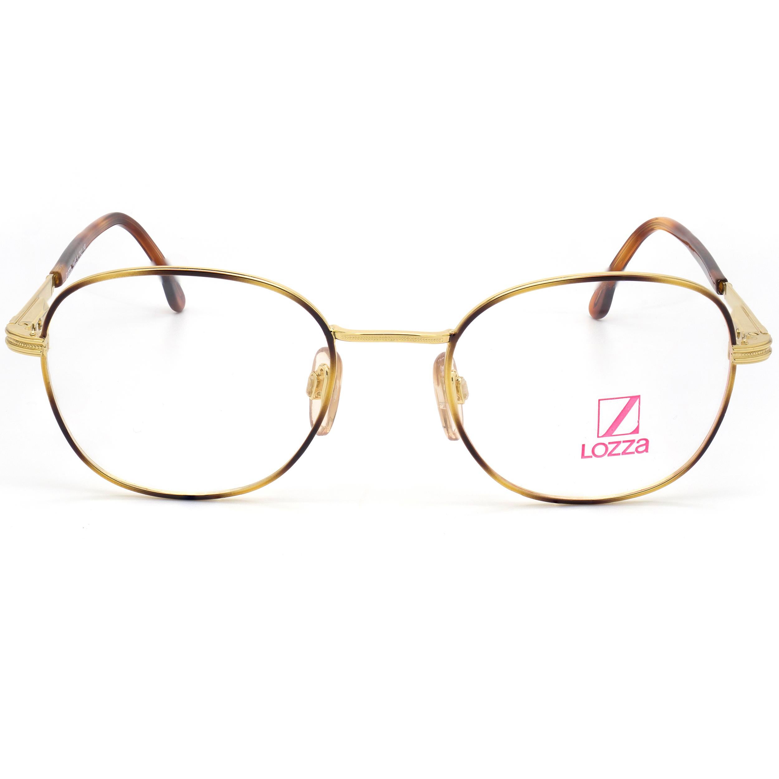 Lozza wurde 1878 gegründet und ist die älteste Brillenmarke Italiens, die bei der Auswahl von Stilen und MATERIALIEN immer Vorreiter war: in den 20er Jahren brachte sie die erste Sonnenbrille aus Zellulose auf den Markt und in den 30er Jahren die