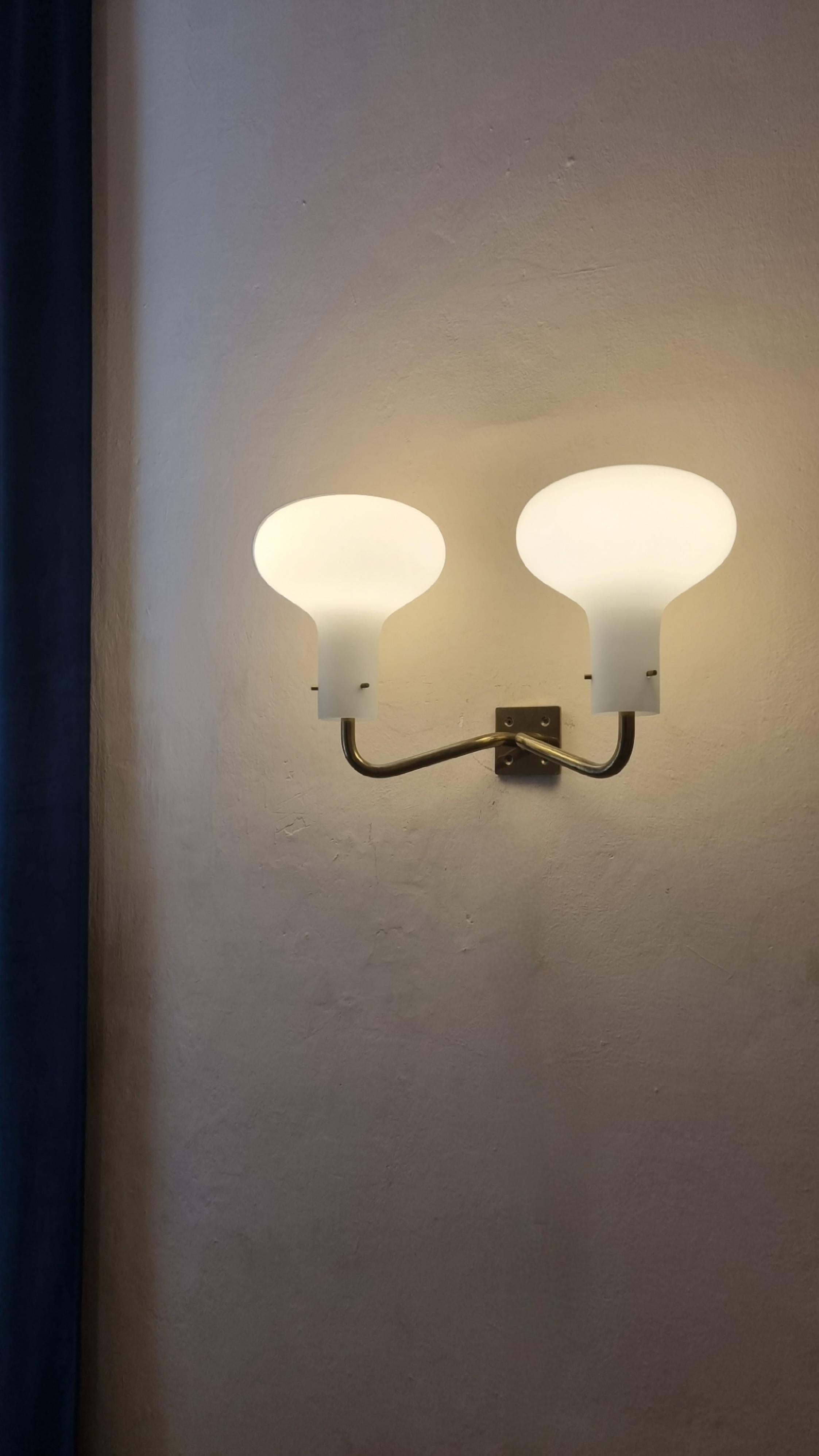 Iconicha lampada a parete LP 12 A disegnata da Ignazio Gardella per Azucena nel 1960.
Struttura in ottone, vetro opalino bianco, eccellenti condizioni, marchio della manifattura, prima produzione.

Ignazio Gardella è stato uno dei più grandi