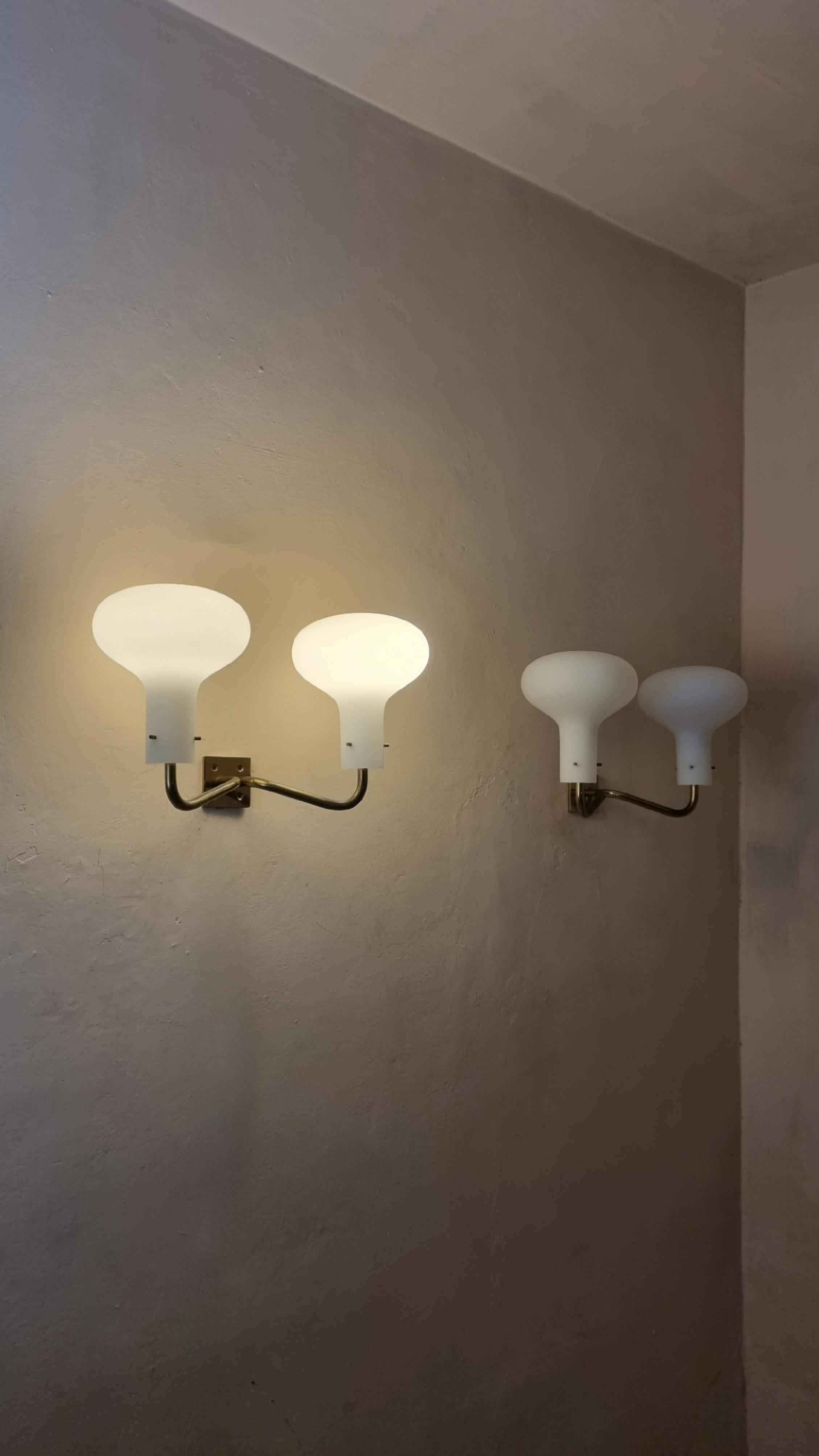 Iconiche lampade a parete LP 12 A disegnate da Ignazio Gardella per Azucena nel 1960.
Struttura in ottone, vetro opalino bianco, eccellenti condizioni, marchio della manifattura, prima produzione.

Ignazio Gardella è stato uno dei più grandi