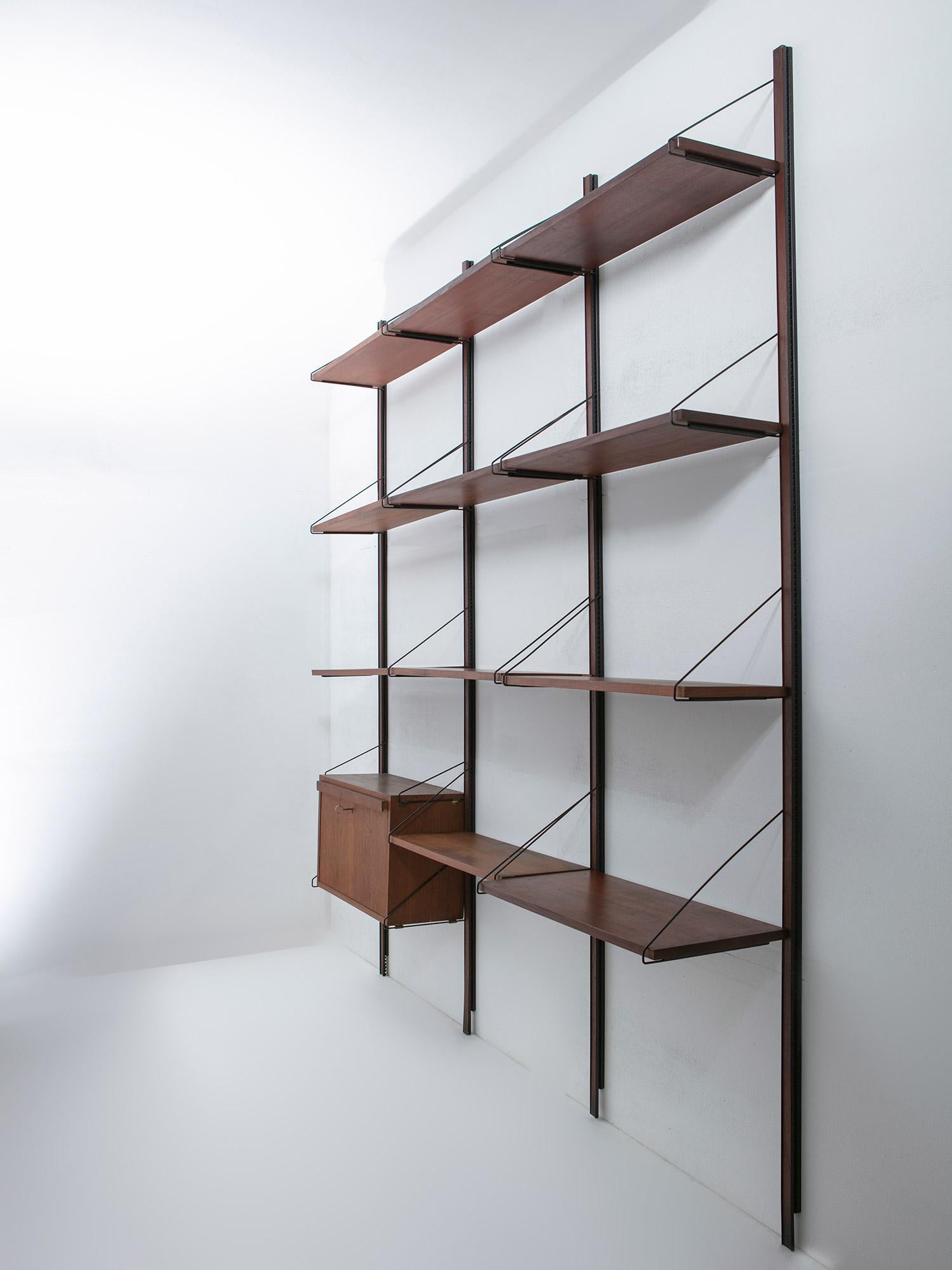 Rare wall bookcase model LP 3 designed by Giorgio Rinaldi for Rima.
Fixed metal uprights with special profiles and wood cover.
Shelves is supported by an ingenious bracket system.