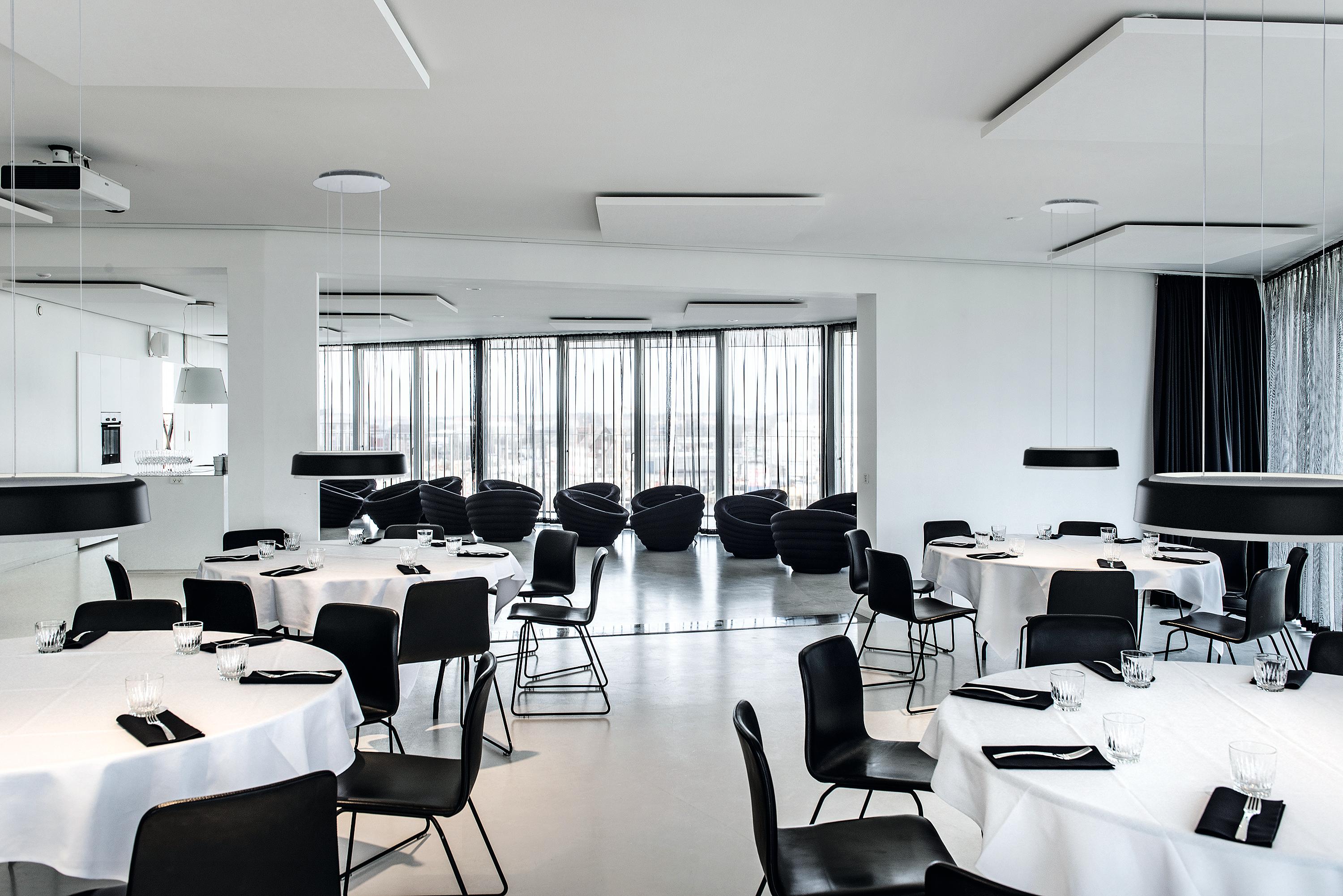 Lampada a sospensione 'LP Grand Suspended' di Louis Poulsen in bianco lucido.

Nel 2016, Louis Poulsen si è rivolto al premiato designer danese Christian Flindt con la richiesta di un ciondolo salvaspazio ma raffinato. Flindt è tornato con