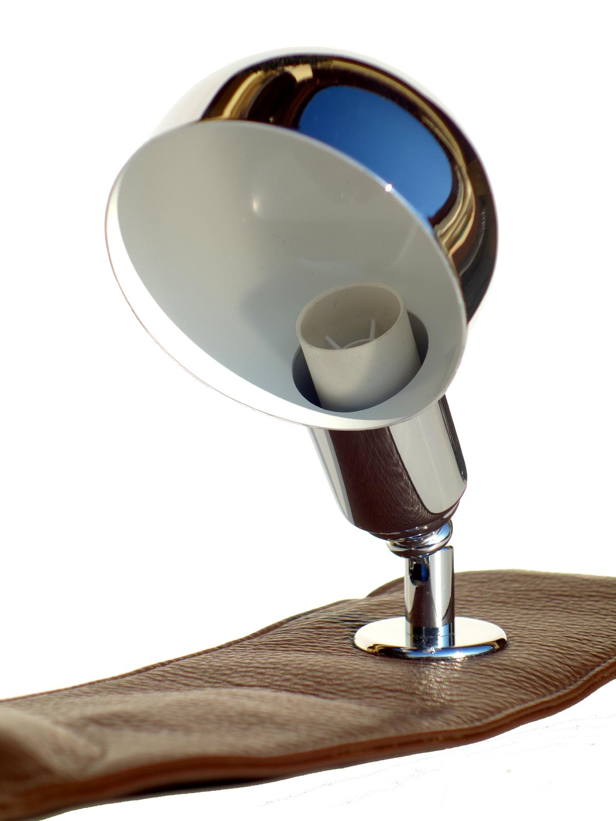 LP01 lampada da poltrona
Luigi Caccia Dominioni
Azucena, 1979 

Diffusore cromato verniciato bianco nella parte interna
Pelle marrone in perfetto stato di conservazione
Perfettamente funzionante
 