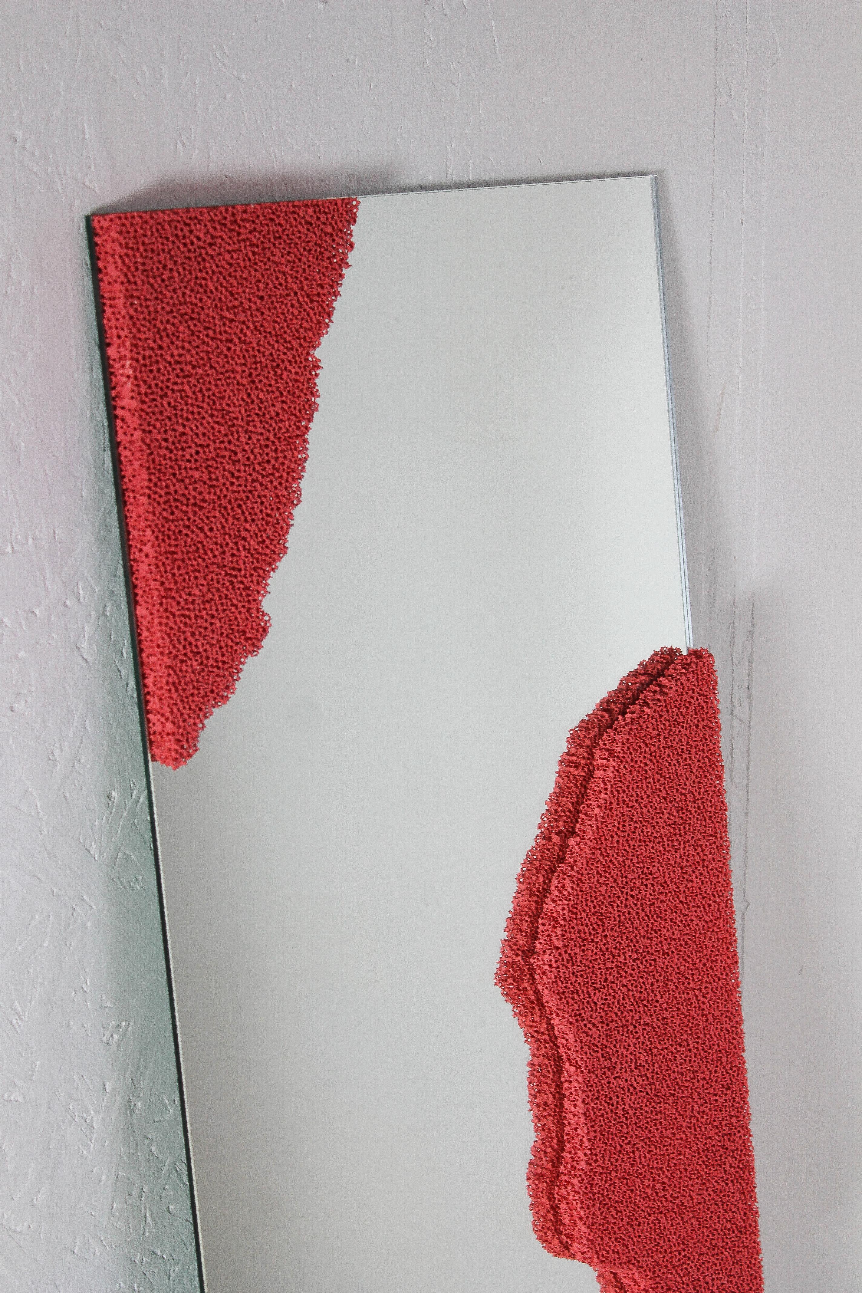 Le LR Mirror est le seul miroir pleine longueur réalisé par le Design jordan keaney. Il porte sa signature Ceramic Foam sur la face avant, transformant ces miroirs en sculptures fonctionnelles. La structure en céramique poreuse est une pièce moulée