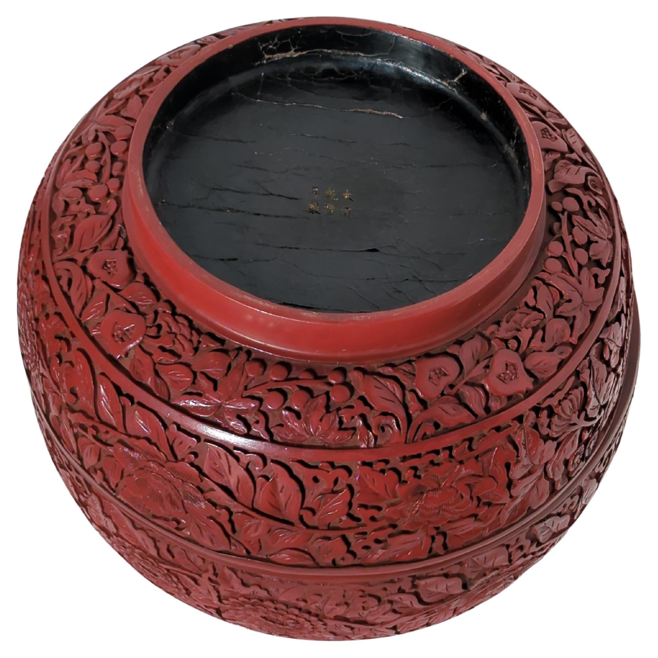 Lrg Antique Chinese Carved Cinnabar Lacquer Style Round Dragon Box Qianlong Mk In Good Condition For Sale In Richmond, CA