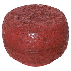 Lrg Antike chinesische geschnitzte runde Drachenschachtel Qianlong Mk im Cinnabar-Lackstil Qianlong