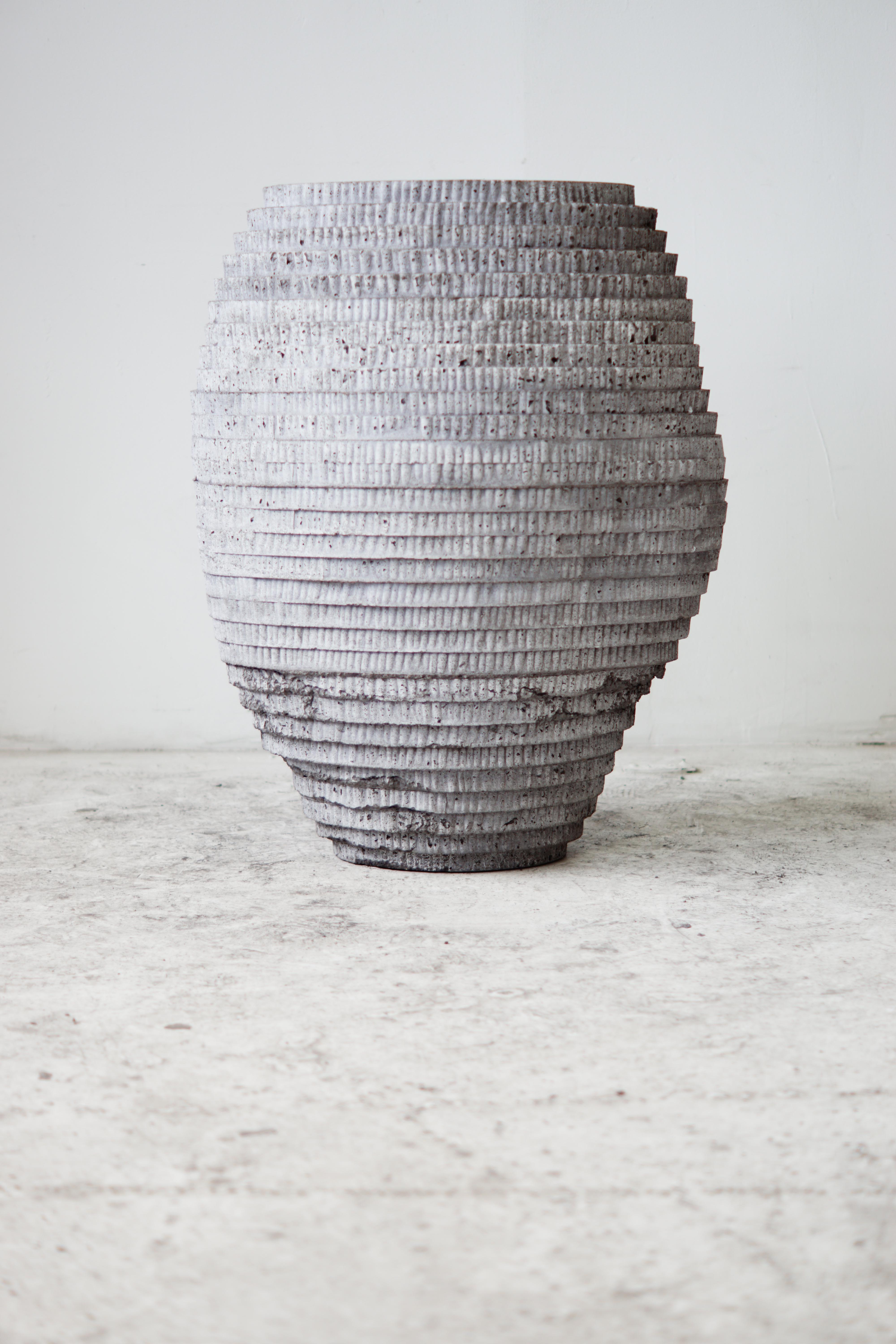 Grande vaso fuso a mano per uso interno ed esterno. È possibile aggiungere dei fori di drenaggio.

All'incrocio tra arte, artigianato e design, la collezione di debutto di Concrete Poetics, composta da mobili e accessori scultorei in cemento fuso a