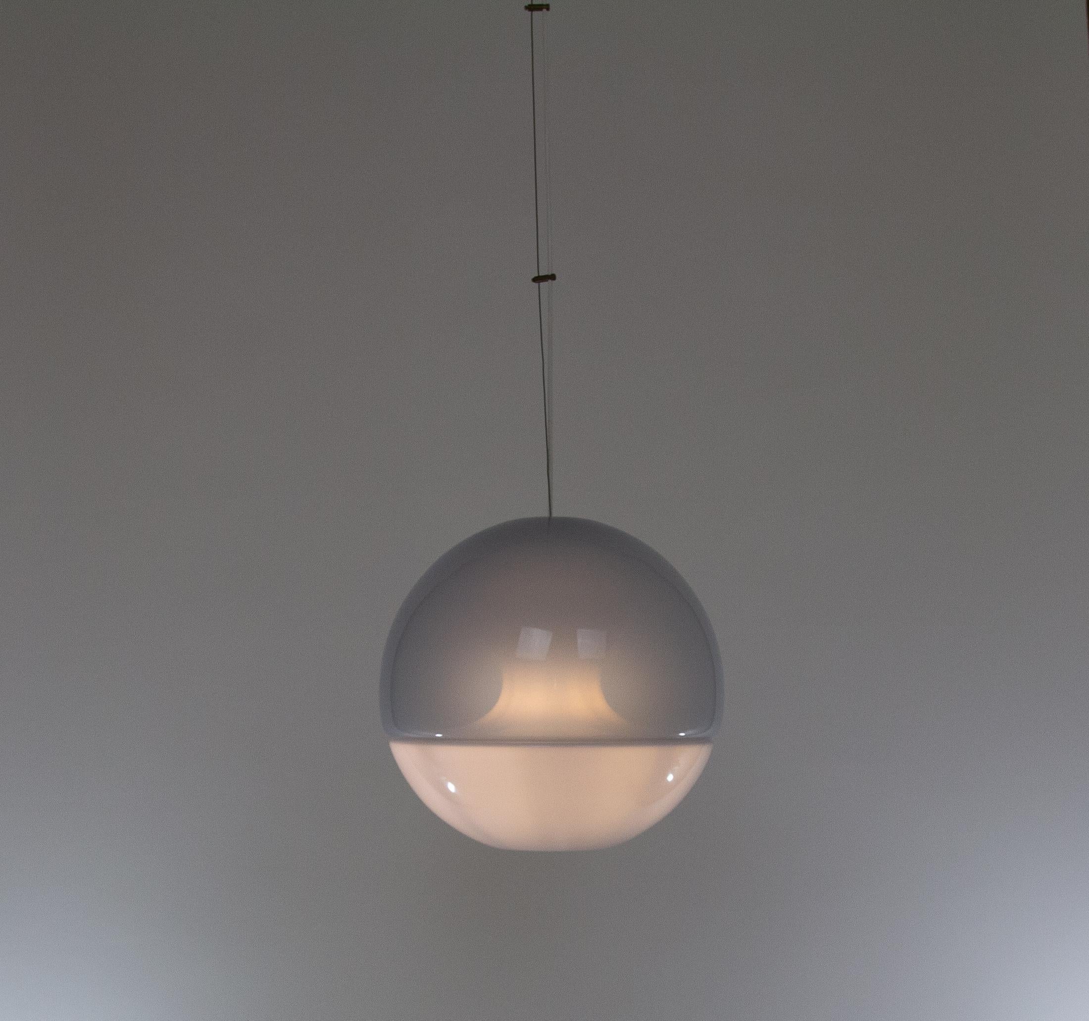 Hängeleuchte LS 116 aus Murano-Glas, entworfen von Carlo Nason und hergestellt von A.V. Mazzega in den 1960er Jahren.

Das Modell besteht aus zwei Glasteilen. Der untere Teil ist teilweise glockenförmig und enthält die Glühlampenfassung; der obere