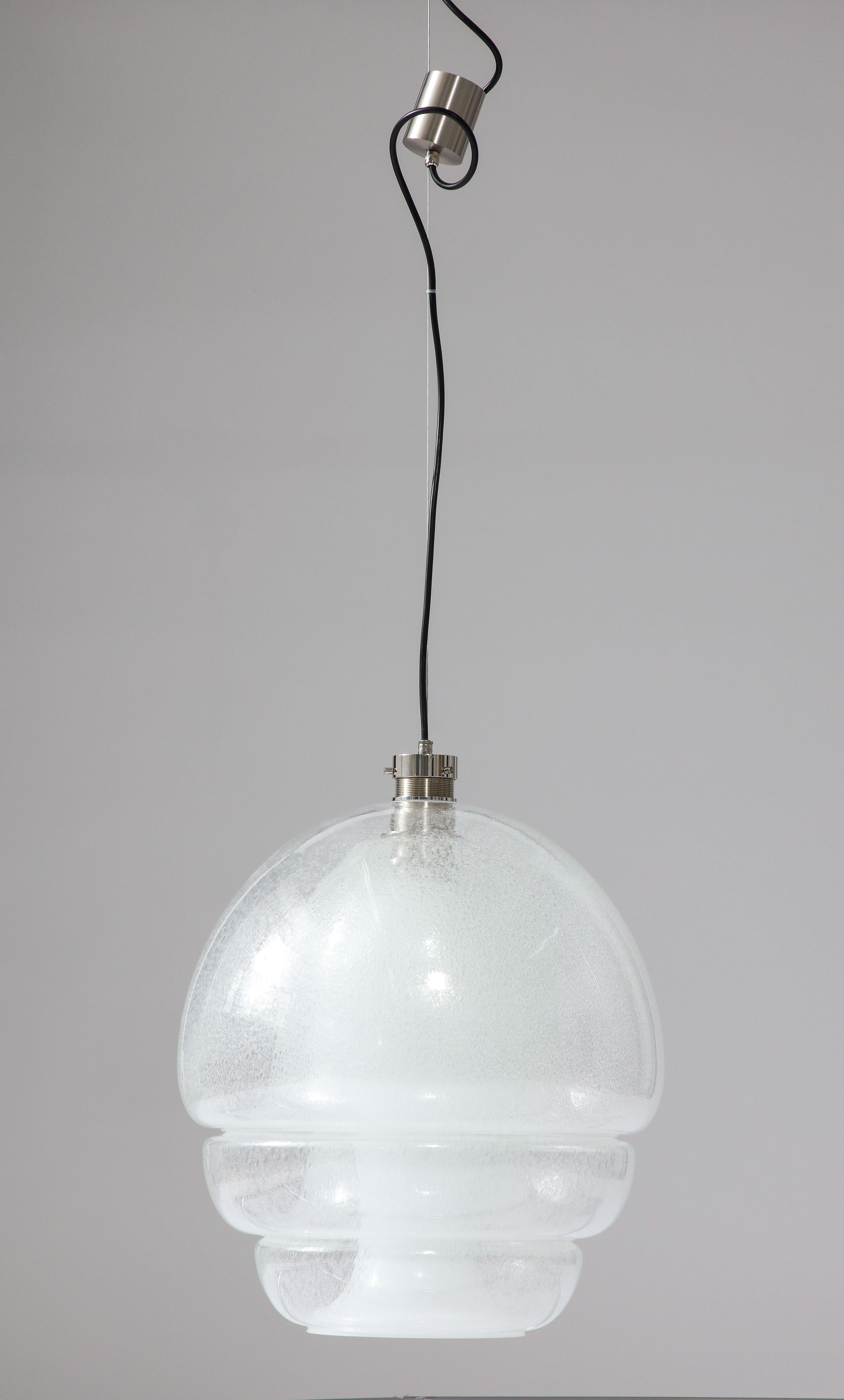La suspension en verre LS 134 Medusa, créée par Carlo Nason pour la célèbre entreprise italienne Mazzega en 1969, témoigne de l'éclat d'un design intemporel. Avec sa forme à la fois élégante et saisissante, la création d'Eleg incarne l'essence de