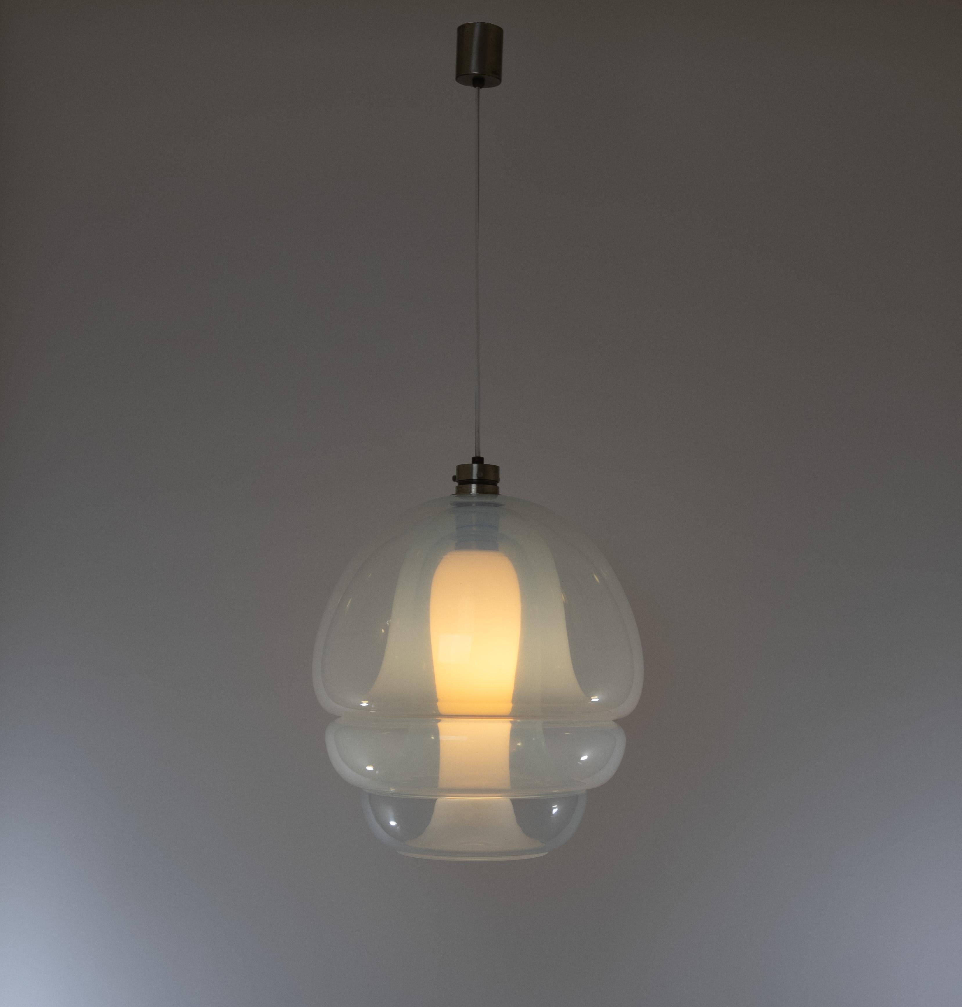 Colgante LS 134 diseñado por Carlo Nason y fabricado por A.V. Mazzega en los años 60.

El modelo, también conocido como Medusa, se compone de cuatro piezas de cristal de Murano soplado a mano entrelazadas.

El cristal más interior es el menos