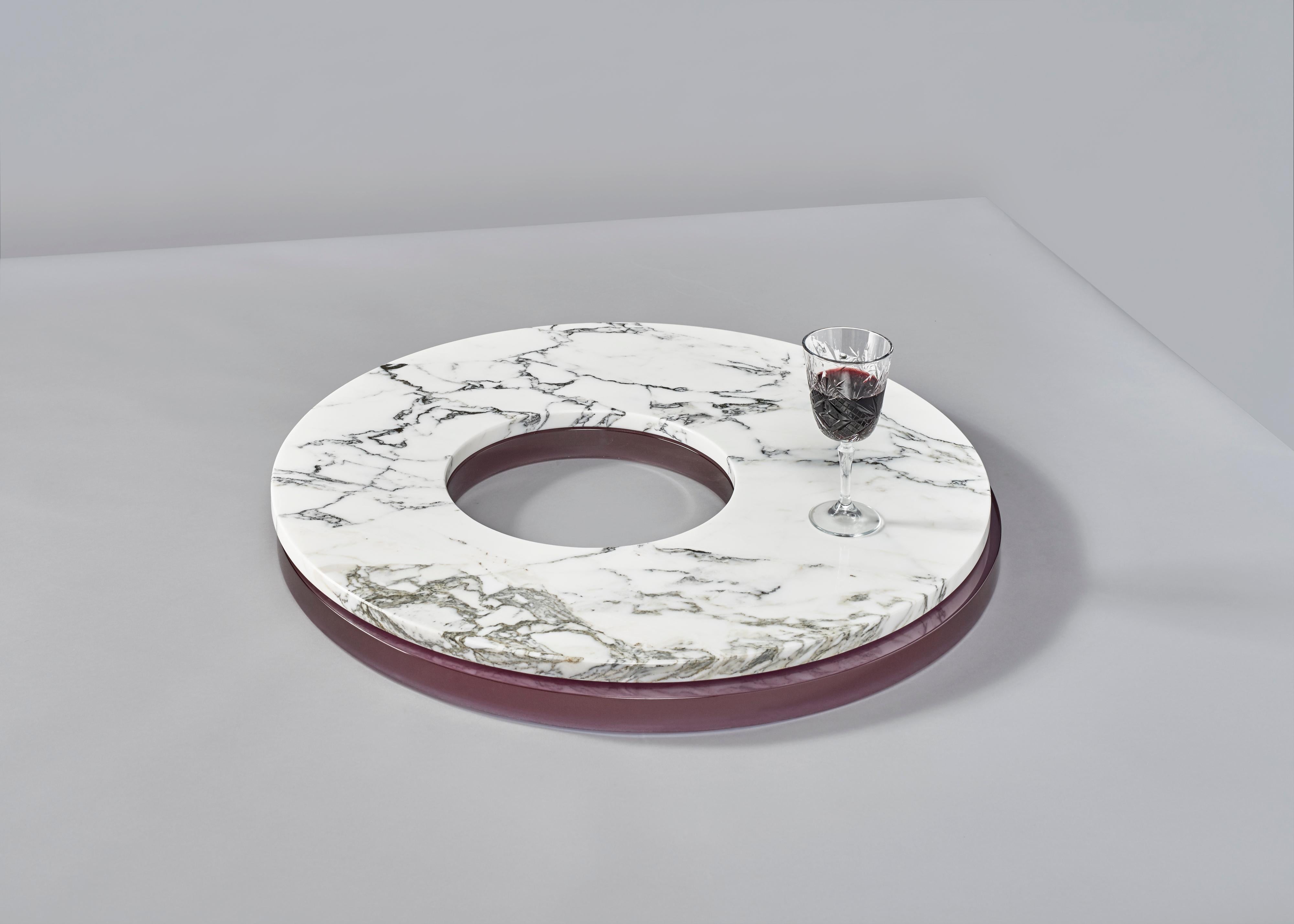 Fermé : Ø75 x H8 cm

Ouvert : L 84 x L 84 x H 8 cm

Pendant la résidence au Montis, ce que nous avons le plus apprécié, c'est de passer du temps avec les autres designers et de partager des dîners. 

C'était un moment unique où nous avons tous pu