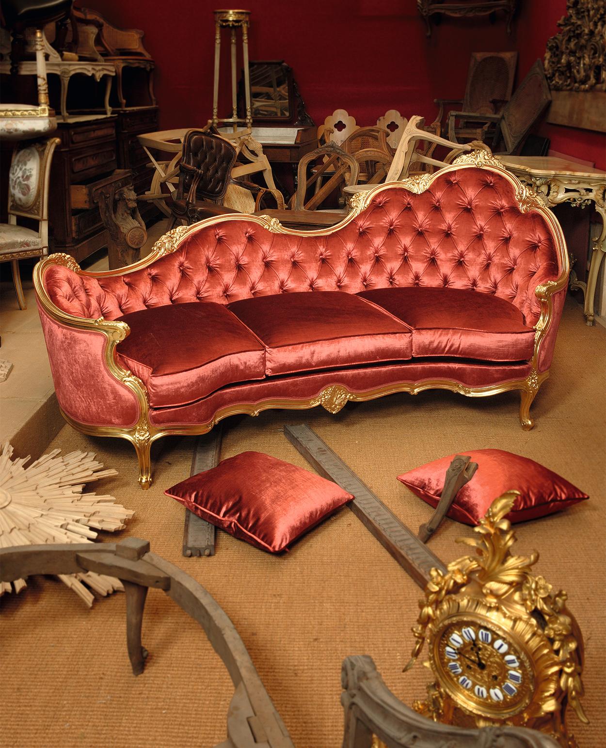 Ls XV Left Settee, Hand Carved and Gold Leaf Decorated, Made in Italy In New Condition For Sale In Barlassina, IT