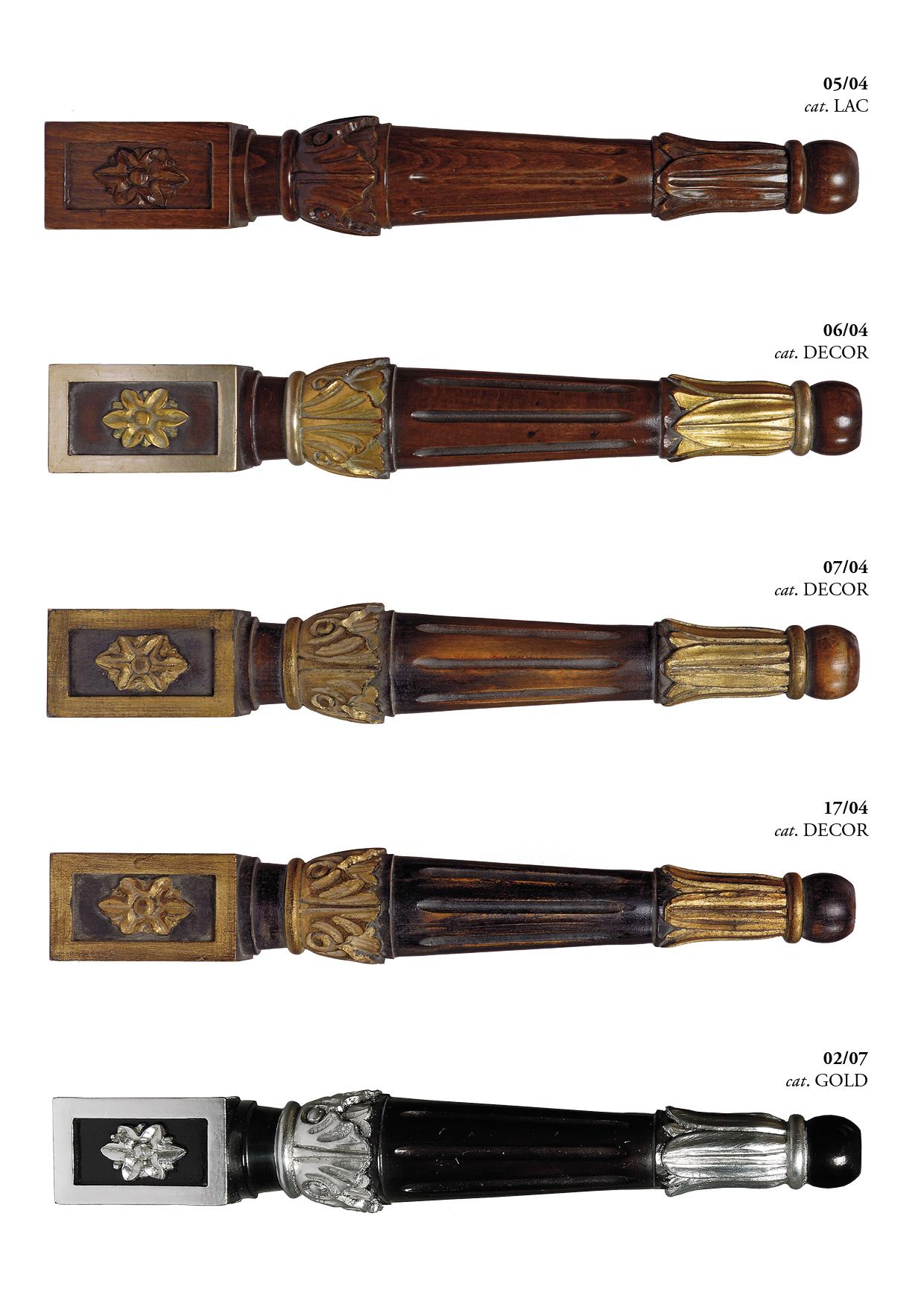Ls XV. Left Settee, handgeschnitzt und mit Blattgold verziert, hergestellt in Italien (Holz) im Angebot