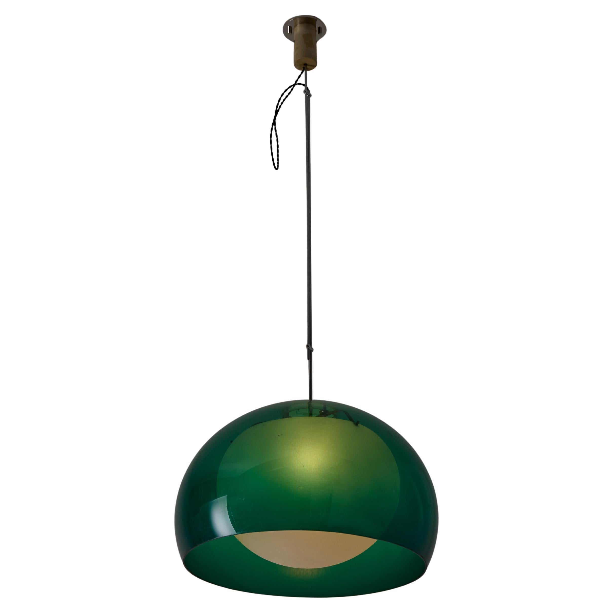 Plafoniera LS4 'Doppio Vetro' di Ignazio Gardella per Azucena. Prodotto in Italia, nel 1955. Pendente in vetro, iconico e accattivante, composto da un diffusore a doppia coppa in Halophane, abbinato a uno stelo in ottone invecchiato. La luce è